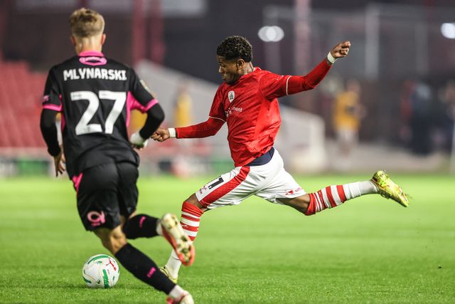 Tyrese Noslin of Barnsley takes a shot on goal during the Carabao Cup round 2 match Barnsley vs Crewe Alexandra at Oakwell, Barnsley, United Kingdom on 25 August 2026

(Photo by Alfie Cosgrove/News Images)