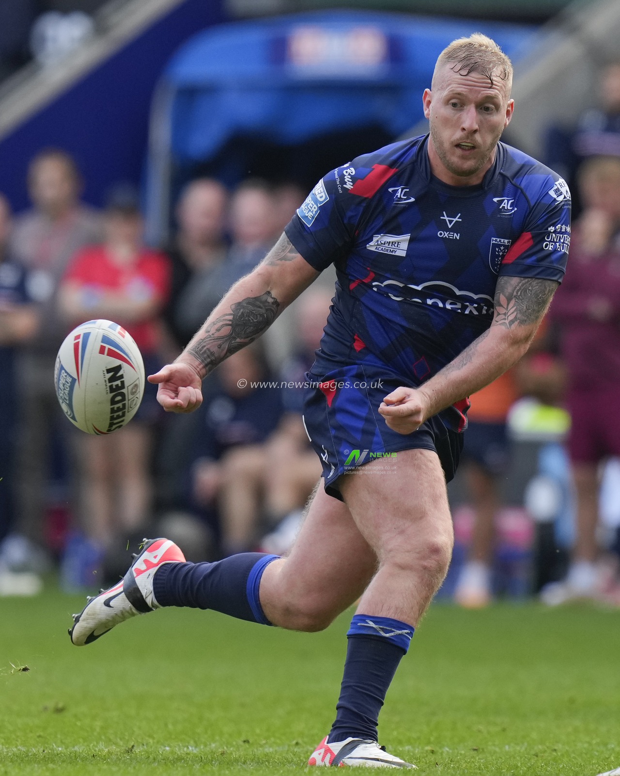 Jordan Abdull #7 of Hull KR passes the ball during the Betfred Super League Semi Final match Wigan Warriors vs Hull KR at DW Stadium, Wigan, United Kingdom, 7th October 2023

(Photo by Steve Flynn/News Images)