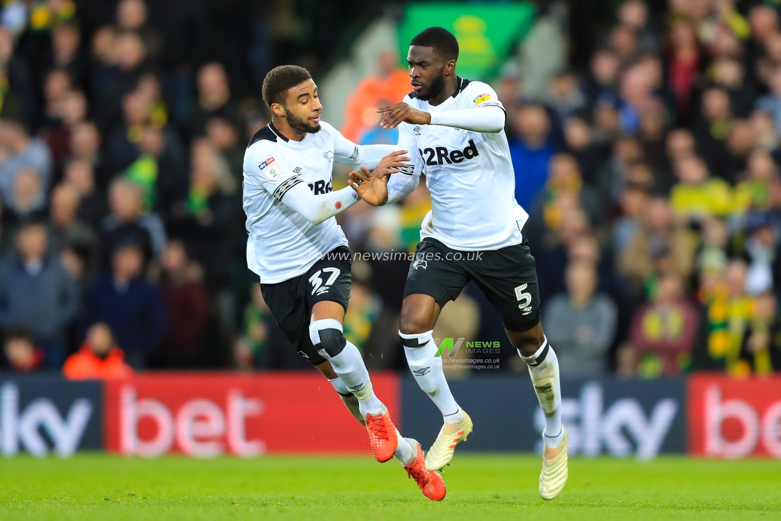 29th December 2018, Carrow Road, Norfolk, England; Sky Bet Championship, Norwich City vs Derby County ;  Fikayo Tomori (05) of Derby County celebrates his goal to make it 2-1.

Credit: Georgie Kerr/News Images

English Football League images are subject to DataCo Licence
