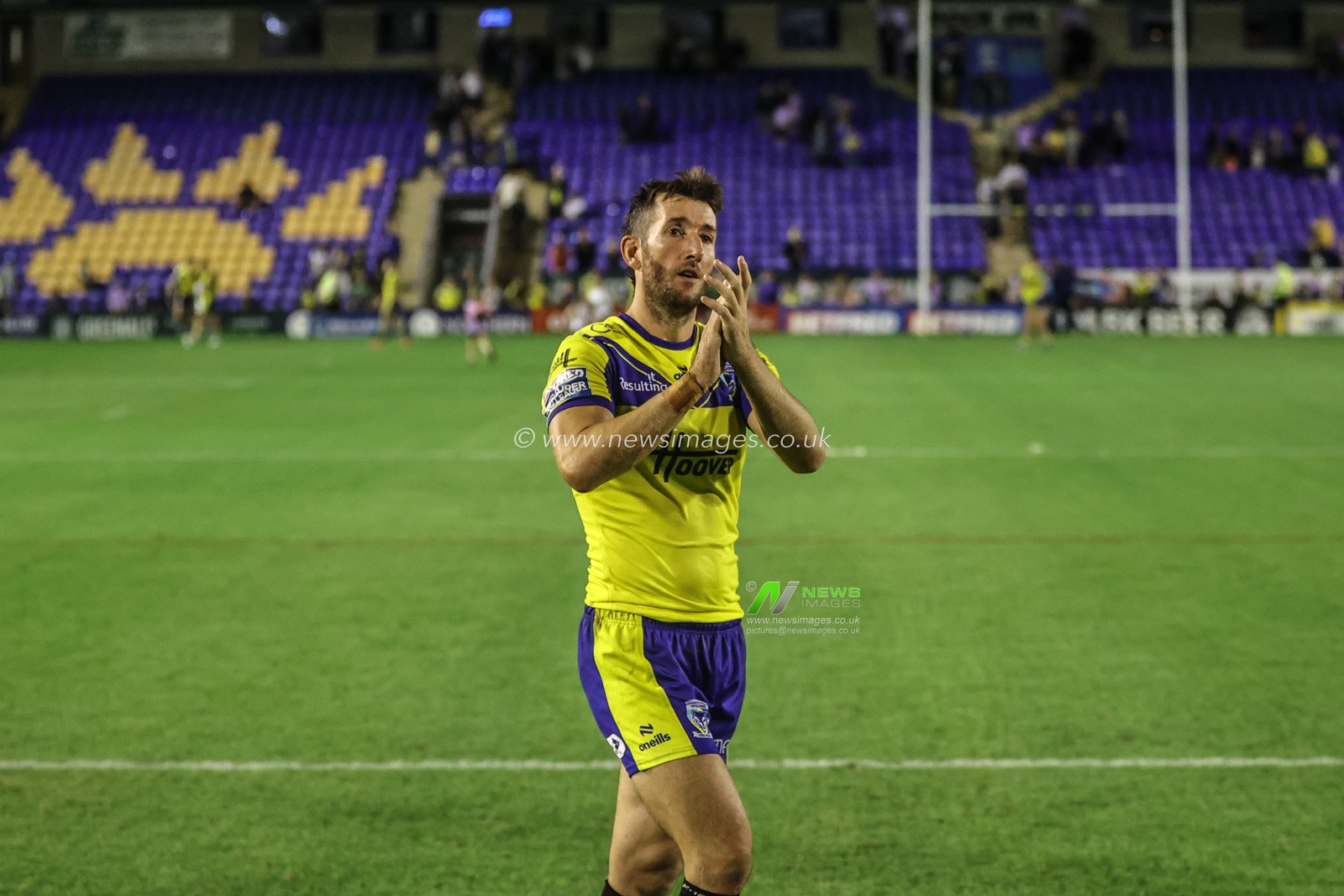 Stefan Ratchford of Warrington Wolves applauds the fans after the game during the Betfred Super League Round 22 match Warrington Wolves vs Catalans Dragons at Halliwell Jones Stadium, Warrington, United Kingdom, 14th August 2025

(Photo by Alfie Cosgrove/News Images)