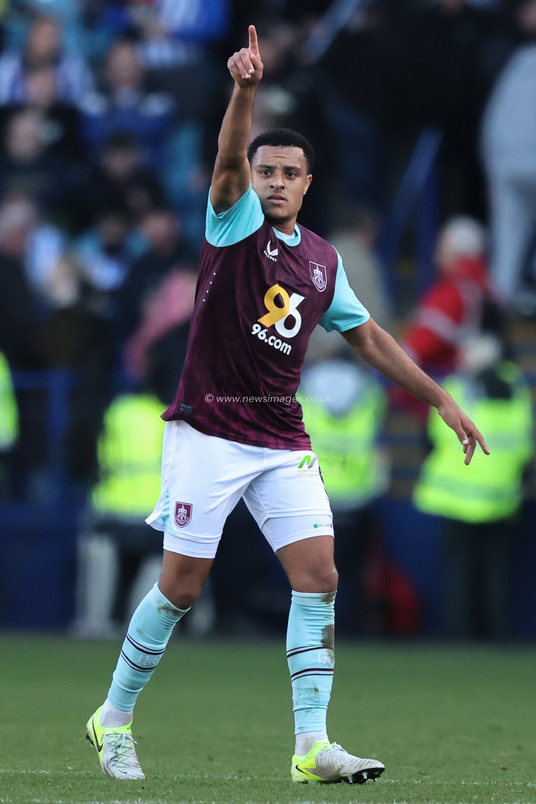 CJ Egan-Riley of Burnley gives his team instructions during the Sky Bet Championship match Sheffield Wednesday vs Burnley at Hillsborough, Sheffield, United Kingdom, 19th October 2024

(Photo by Alfie Cosgrove/News Images)