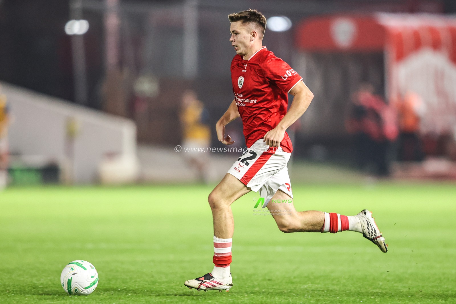 Patrick Kelly of Barnsley breaks with the ball during the Carabao Cup round 2 match Barnsley vs Crewe Alexandra at Oakwell, Barnsley, United Kingdom on 25 August 2026

(Photo by Alfie Cosgrove/News Images)