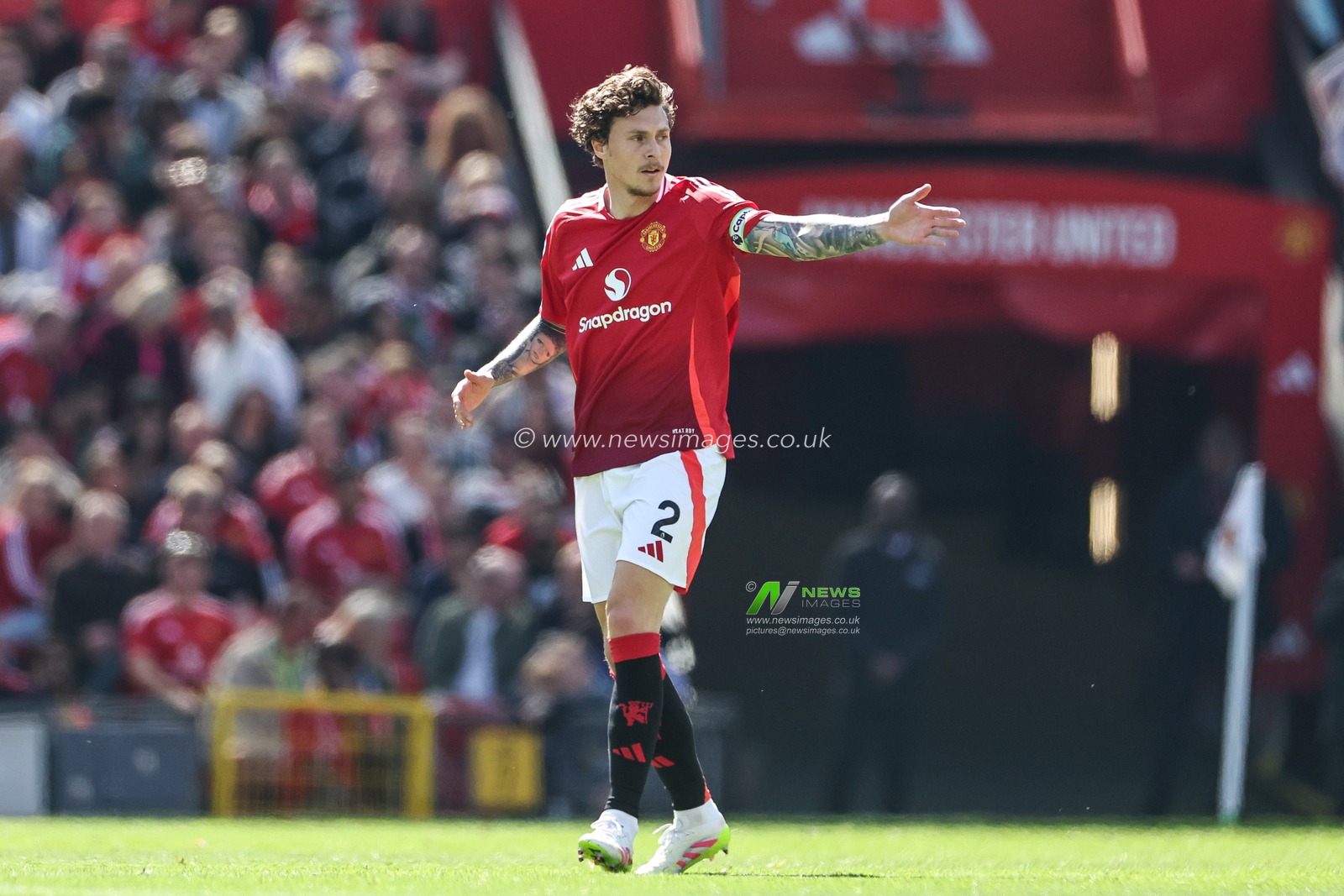 Noussair Mazraoui of Manchester United gives his teammates instructions during the Premier League match Manchester United vs Wolverhampton Wanderers at Old Trafford, Manchester, United Kingdom, 20th April 2025

(Photo by Mark Cosgrove/News Images)