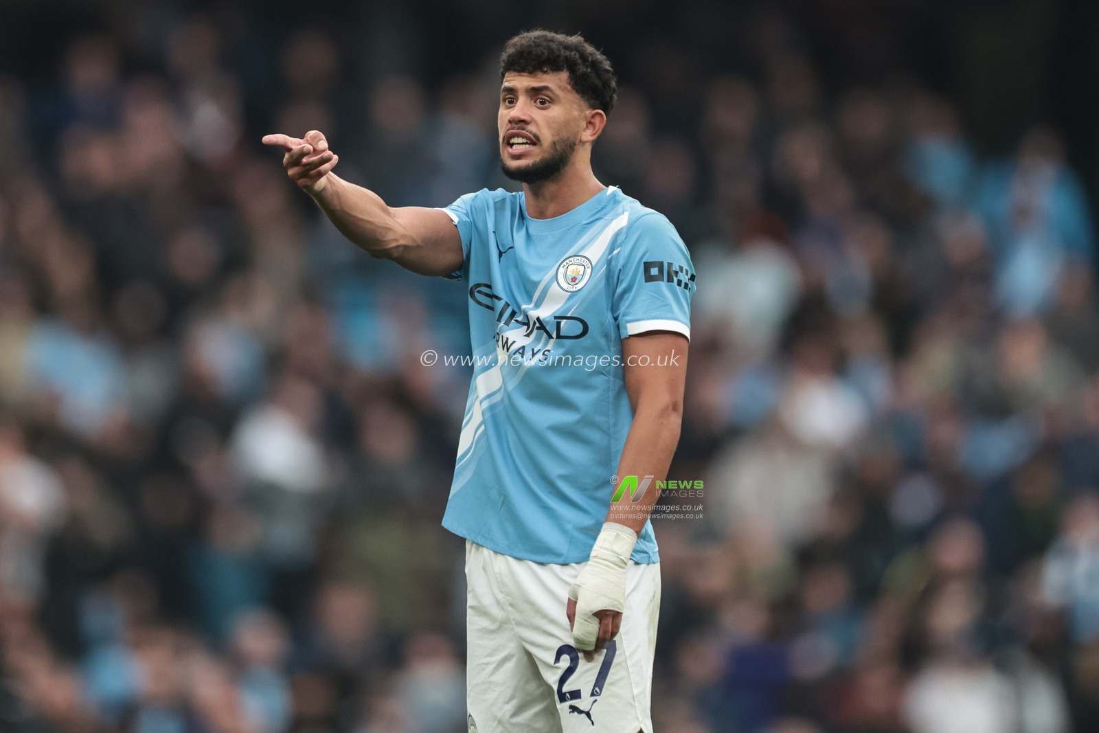 Matheus Nunes of Manchester City gives his team instructions during the Premier League match Manchester City vs Everton at Etihad Stadium, Manchester, United Kingdom, 18th October 2025

(Photo by Mark Cosgrove/News Images)