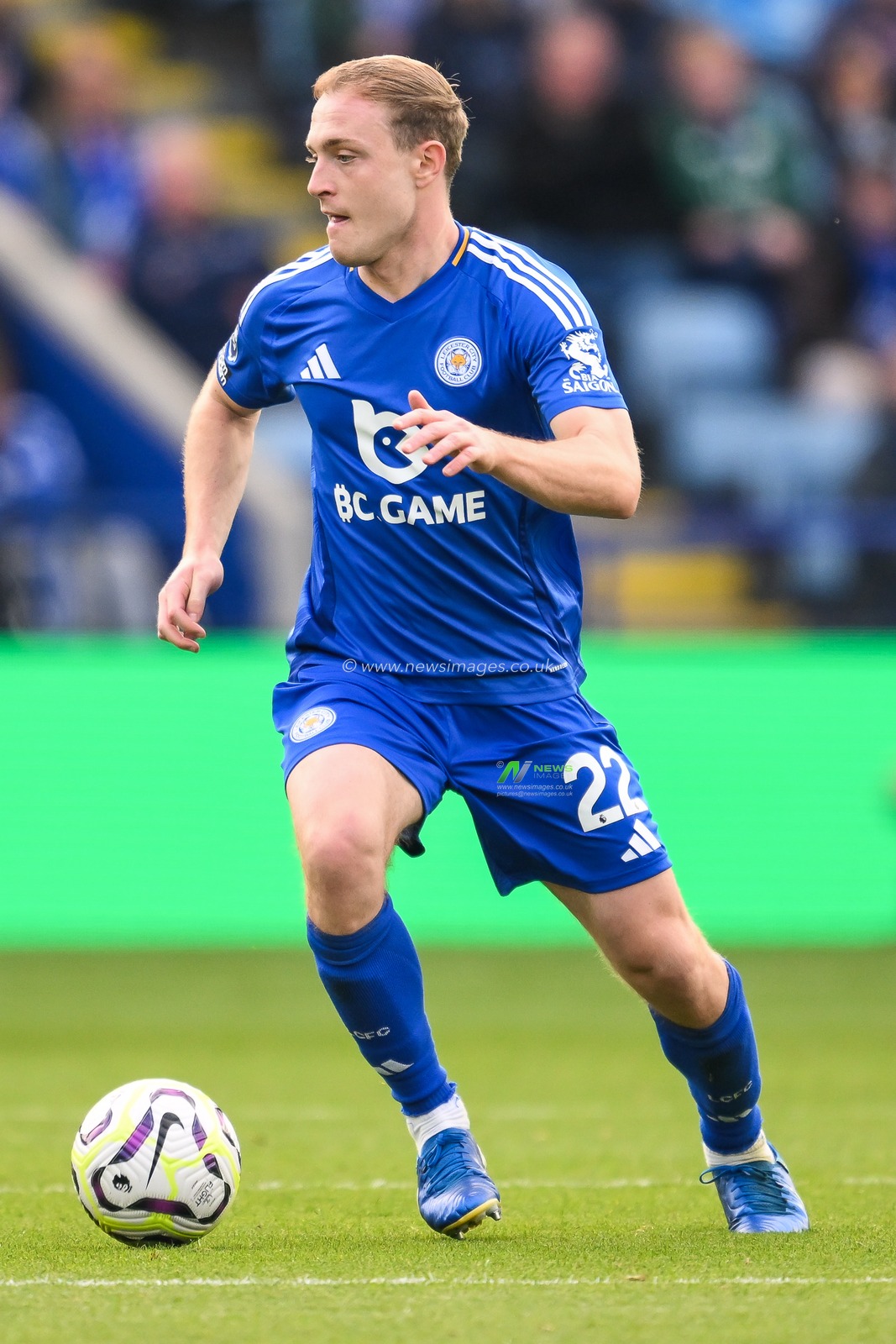 Oliver Skipp of Leicester City makes a break with the ball  during the Premier League match Leicester City vs Bournemouth at King Power Stadium, Leicester, United Kingdom, 5th October 2024

(Photo by Craig Thomas/News Images)