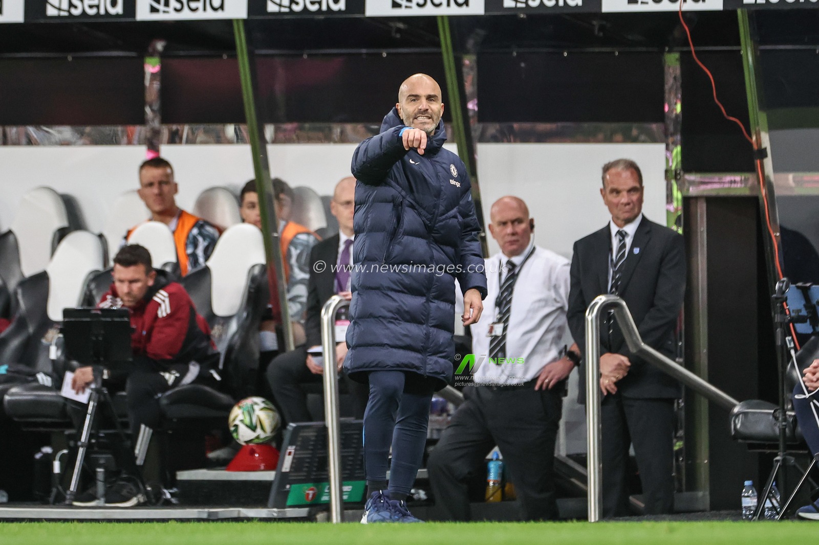 Enzo Maresca manager of Chelsea gives his team instructions during the Carabao Cup Last 16 match Newcastle United vs Chelsea at St. James's Park, Newcastle, United Kingdom, 30th October 2024

(Photo by Mark Cosgrove/News Images)