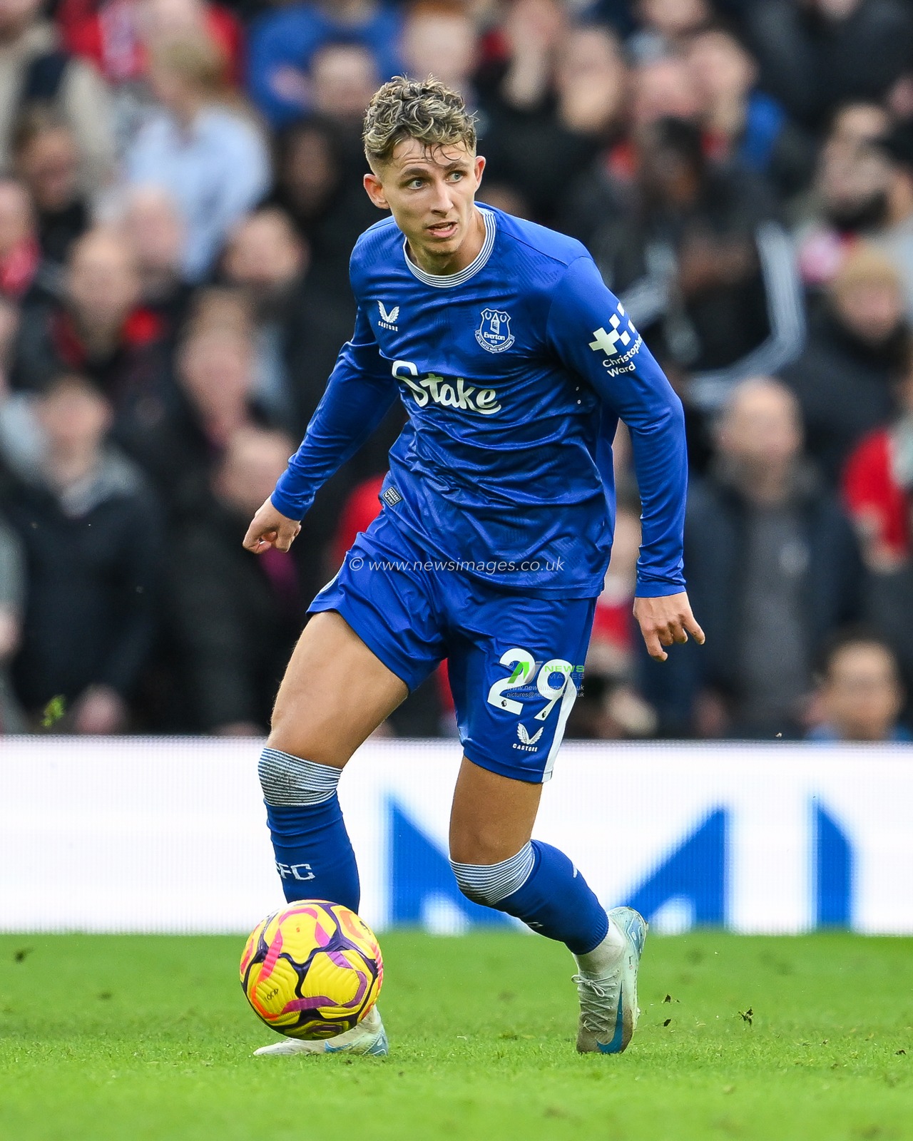 Jesper LindstrÃ¸m of Everton makes a break with the ball  during the Premier League match Manchester United vs Everton at Old Trafford, Manchester, United Kingdom, 1st December 2024

(Photo by Craig Thomas/News Images)
