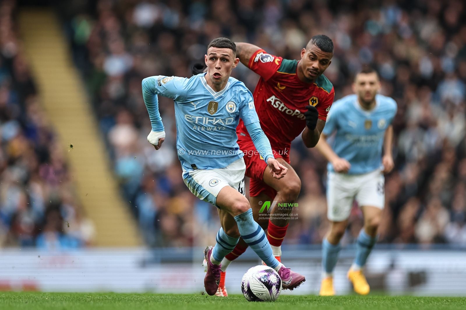 Phil Foden of Manchester City breaks with the ball during the Premier League match Manchester City vs Wolverhampton Wanderers at Etihad Stadium, Manchester, United Kingdom, 4th May 2024

(Photo by Mark Cosgrove/News Images)