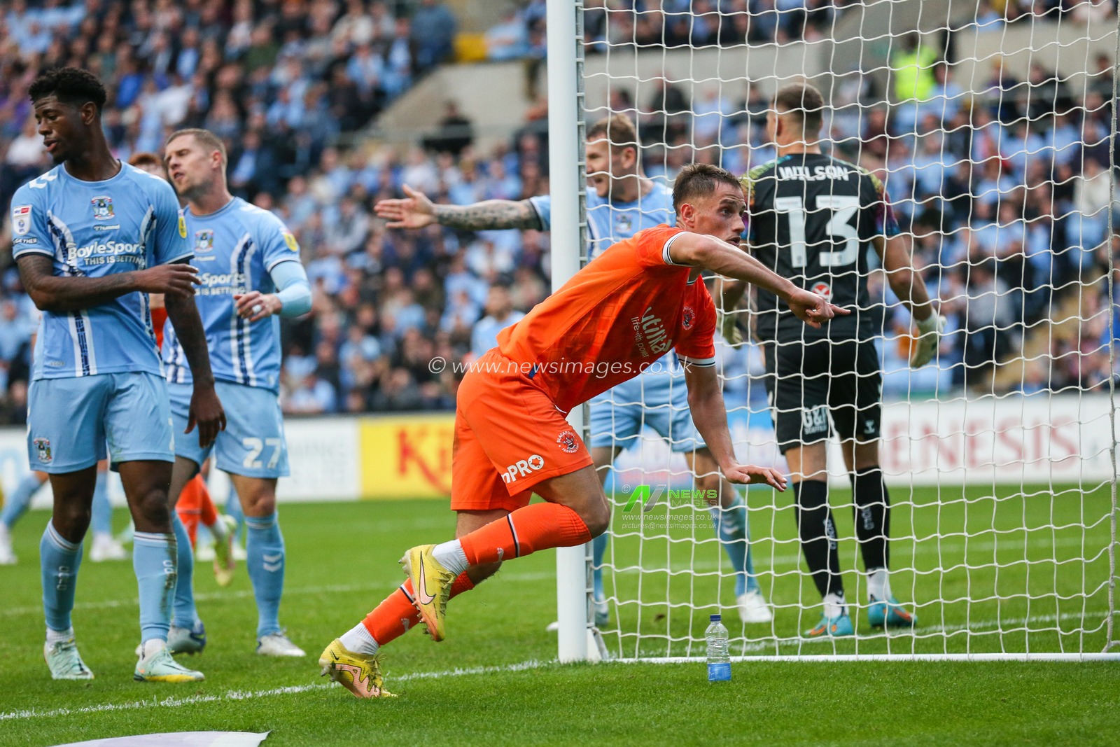 Jerry Yates #9 of Blackpool celebrates his goal to make it 1-2 during the Sky Bet Championship match Coventry City vs Blackpool at Coventry Building Society Arena, Coventry, United Kingdom, 29th October 2022

(Photo by Arron Gent/News Images)