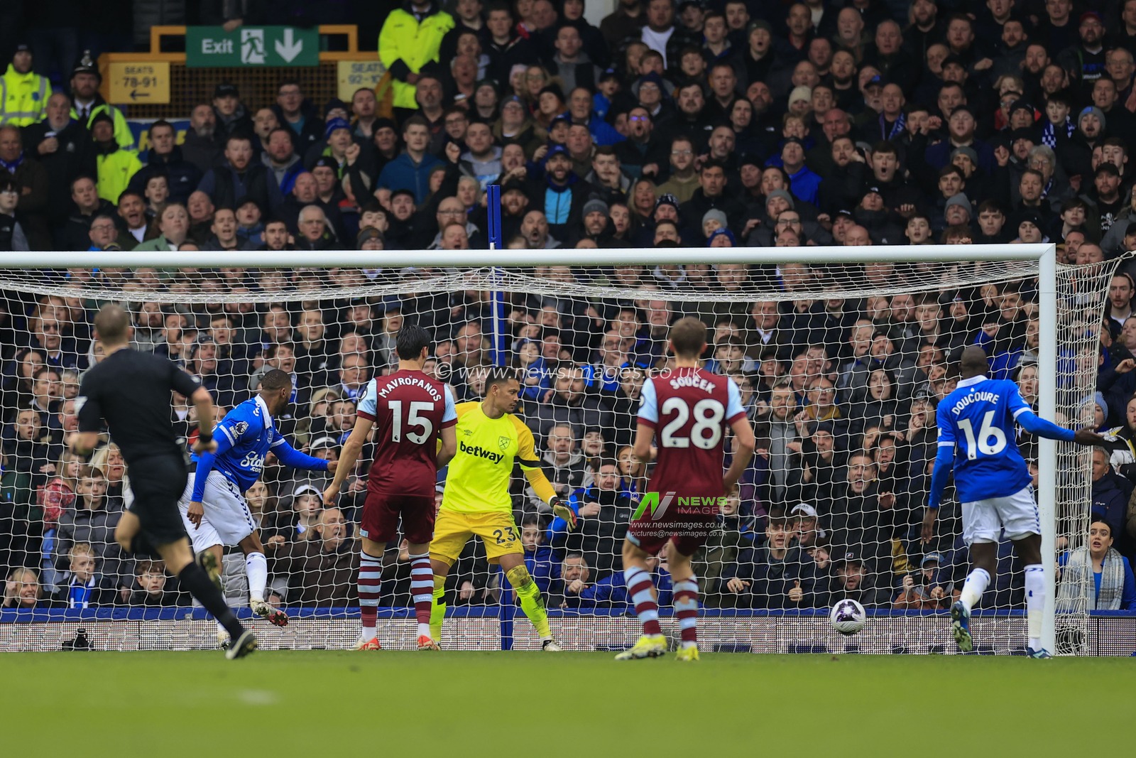 Beto of Everton scores to make it 1-0 during the Premier League match Everton vs West Ham United at Goodison Park, Liverpool, United Kingdom, 2nd March 2024

(Photo by Conor Molloy/News Images)