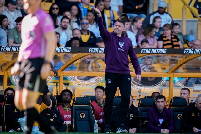 Rob Edwards manager of Wolverhampton Wanderers gives his team instructions  during the Premier League match Wolverhampton Wanderers vs Tottenham Hotspur at Molineux, Wolverhampton, United Kingdom on 25 April 2026

(Photo by Maynard Manyowa/News Images)