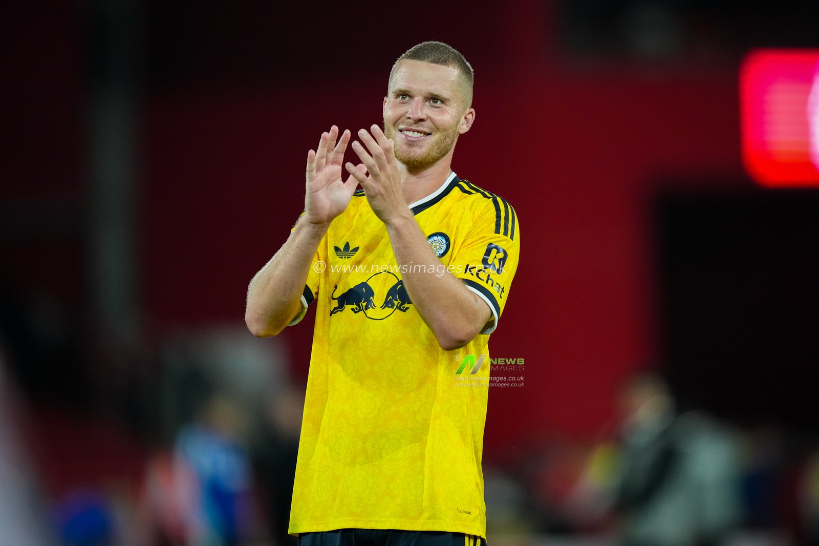 Nico Elvedi of Leeds United applauds the fans after the final whistle  during the Carabao Cup round 2 match Nottingham Forest vs Leeds Rhinos at City Ground, Nottingham, United Kingdom on 25 August 2026

(Photo by Maynard Manyowa/News Images)