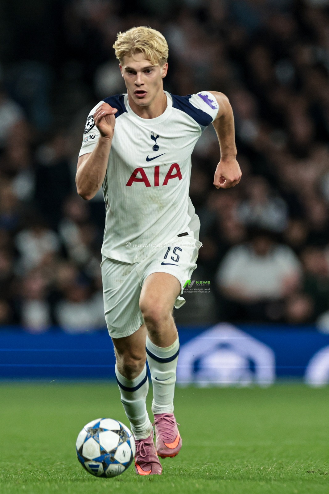 Lucas Bergvall of Tottenham Hotspur with ball at his feet during the UEFA Champions League match Tottenham Hotspur vs Villarreal at Tottenham Hotspur Stadium, London, United Kingdom, 16th September 2025

(Photo by Mark Cosgrove/News Images)