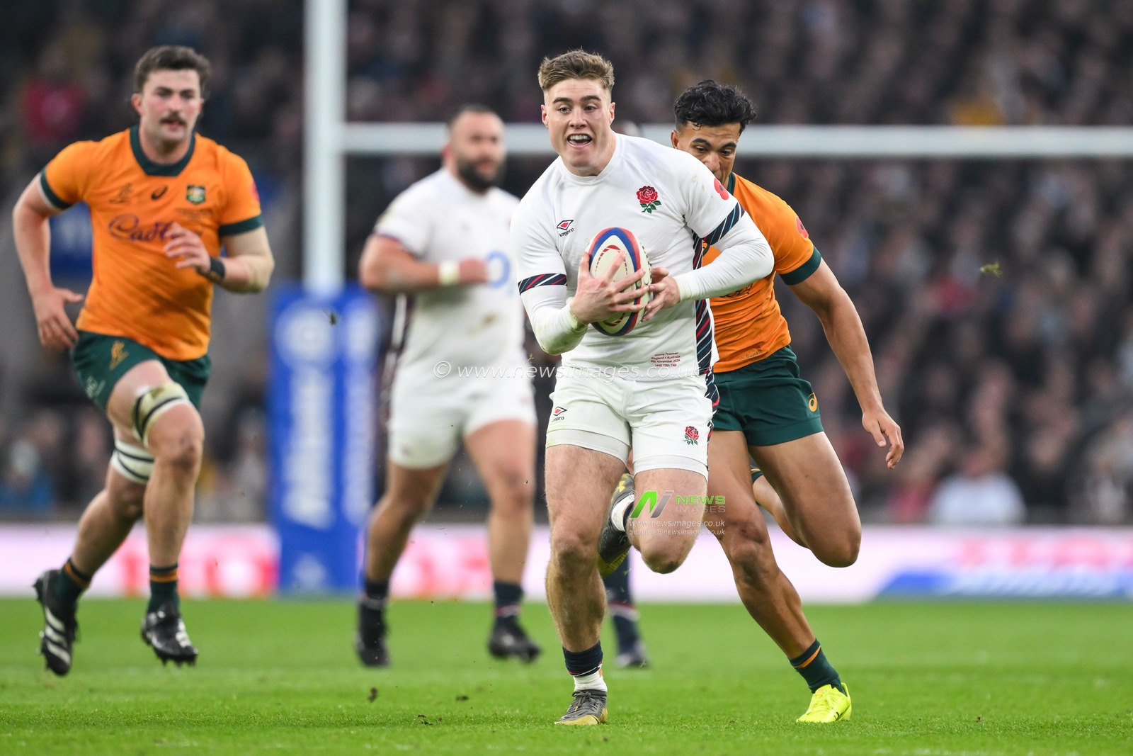Tommy Freeman of England makes a break during the Autumn Nations Series match England vs Australia at Allianz Stadium, Twickenham, United Kingdom, 8th November 2024

(Photo by Craig Thomas/News Images)