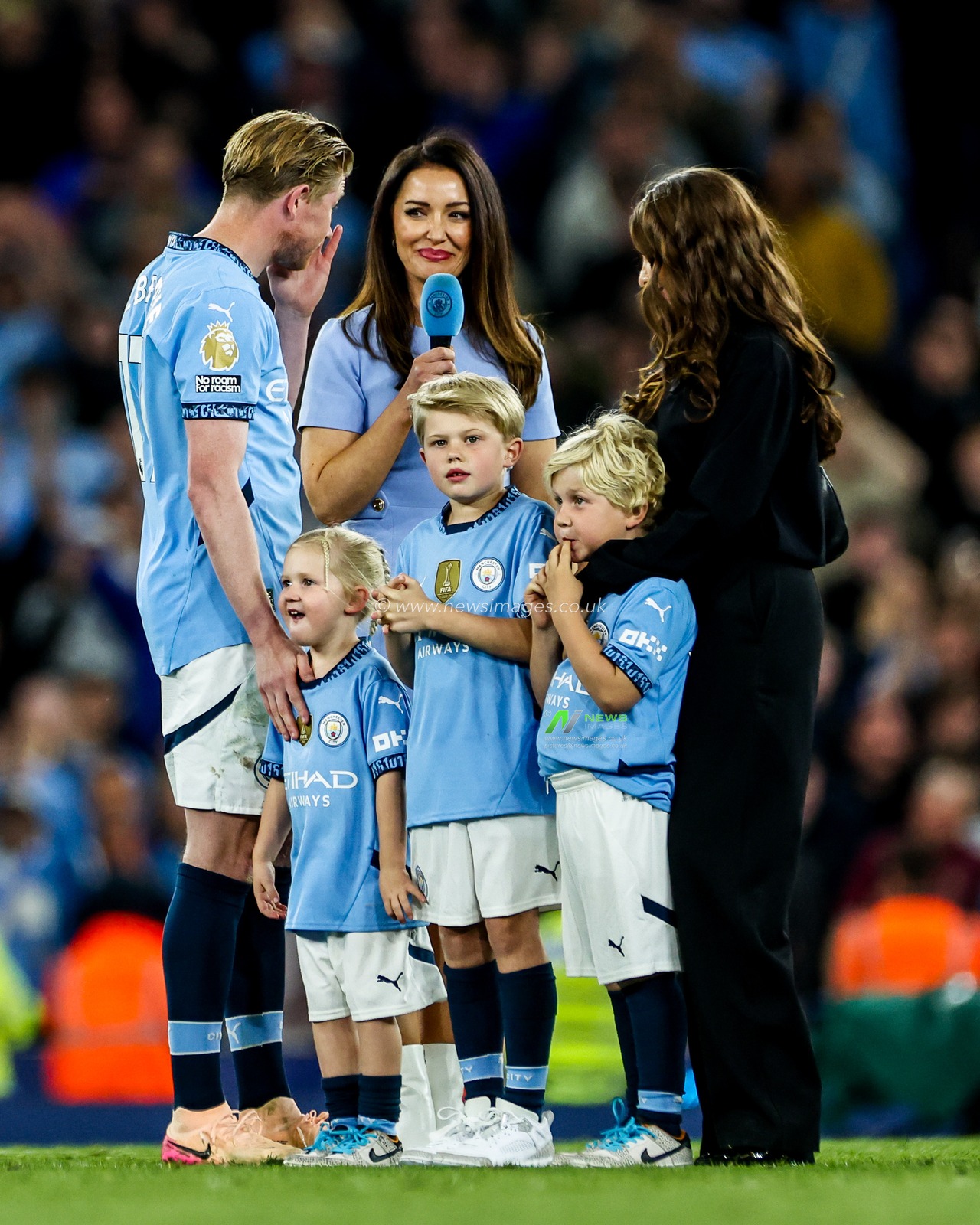 Kevin De Bruyne of Manchester City and his family watch on as the club thank him following the Premier League match Manchester City vs Bournemouth at Etihad Stadium, Manchester, United Kingdom, 20th May 2025

(Photo by Mark Cosgrove/News Images)
