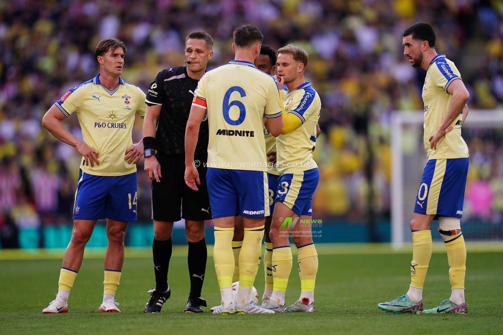 Southampton players huddle around before free kick during the Emirates FA Cup Semi-Final match Manchester City vs Southampton at Wembley Stadium, London, United Kingdom on 25 April 2026

(Photo by Harvey Murphy/News Images)