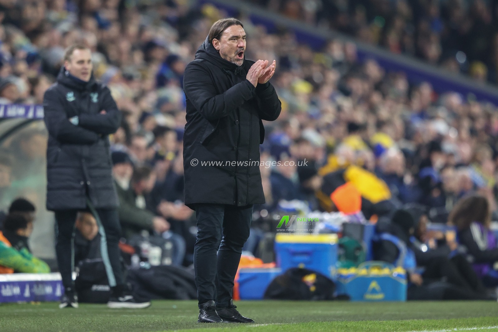Daniel Farke Manager of Leeds United applauds his team during the Sky Bet Championship match Leeds United vs Norwich City at Elland Road, Leeds, United Kingdom, 22nd January 2025

(Photo by Alfie Cosgrove/News Images)