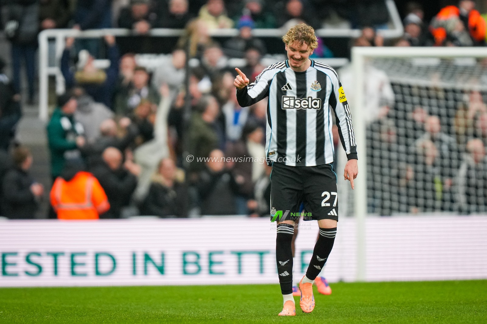 Nick Woltemade of Newcastle United celebrates his goal to make it 2-0 during the Premier League match Newcastle United vs Chelsea at St. James's Park, Newcastle, United Kingdom, 20th December 2025

(Photo by Maynard Manyowa/News Images)

*** GER AUT SUI OUT ***