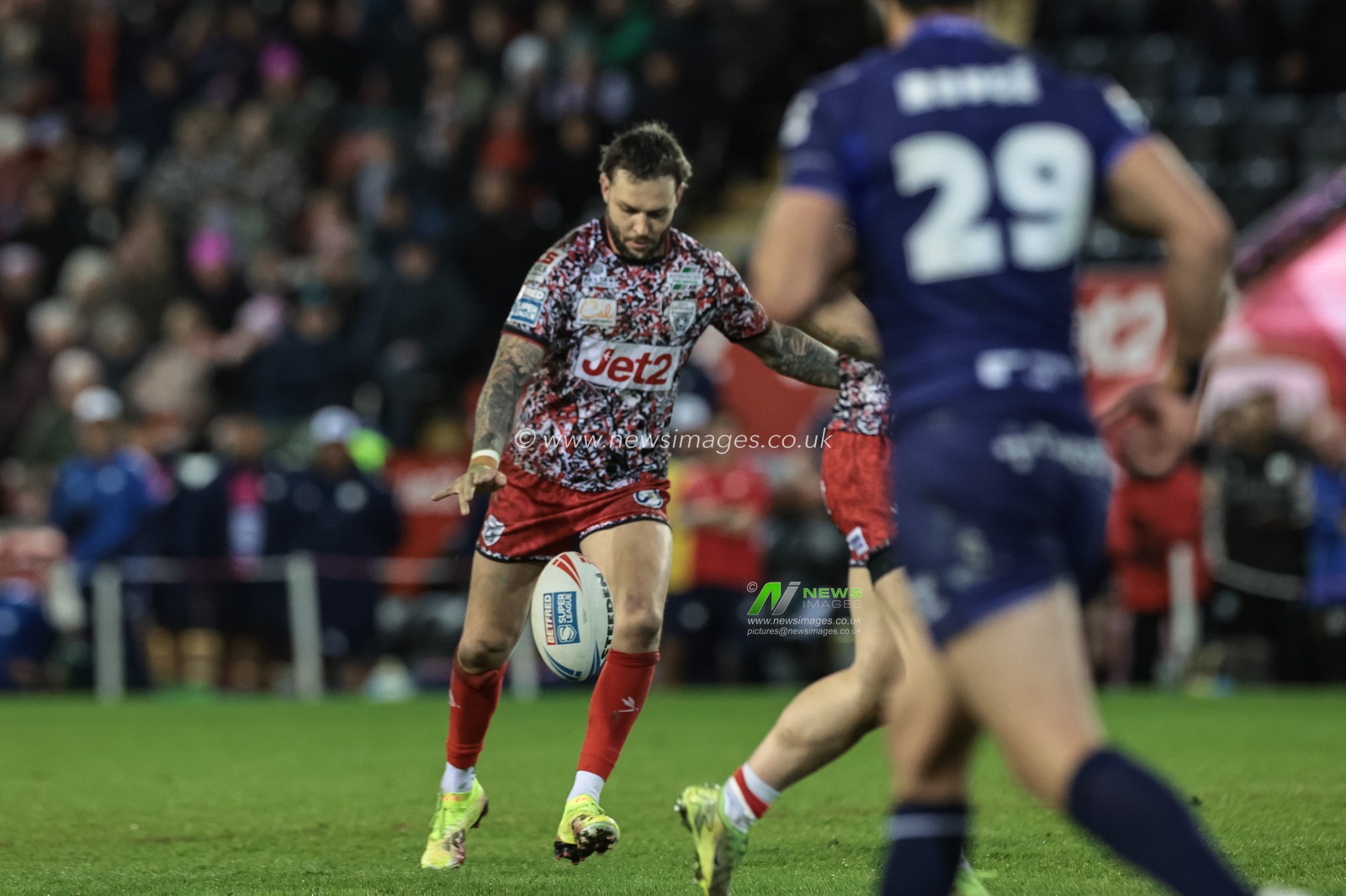 Gareth O'Brien of Leigh Leopards kicks a drop goal to win 21-20 during the Betfred Super League round 6 match Leigh Leopards vs Toulouse at Leigh Sports Village, Leigh, United Kingdom on 28 March 2026

(Photo by Mark Cosgrove/News Images)