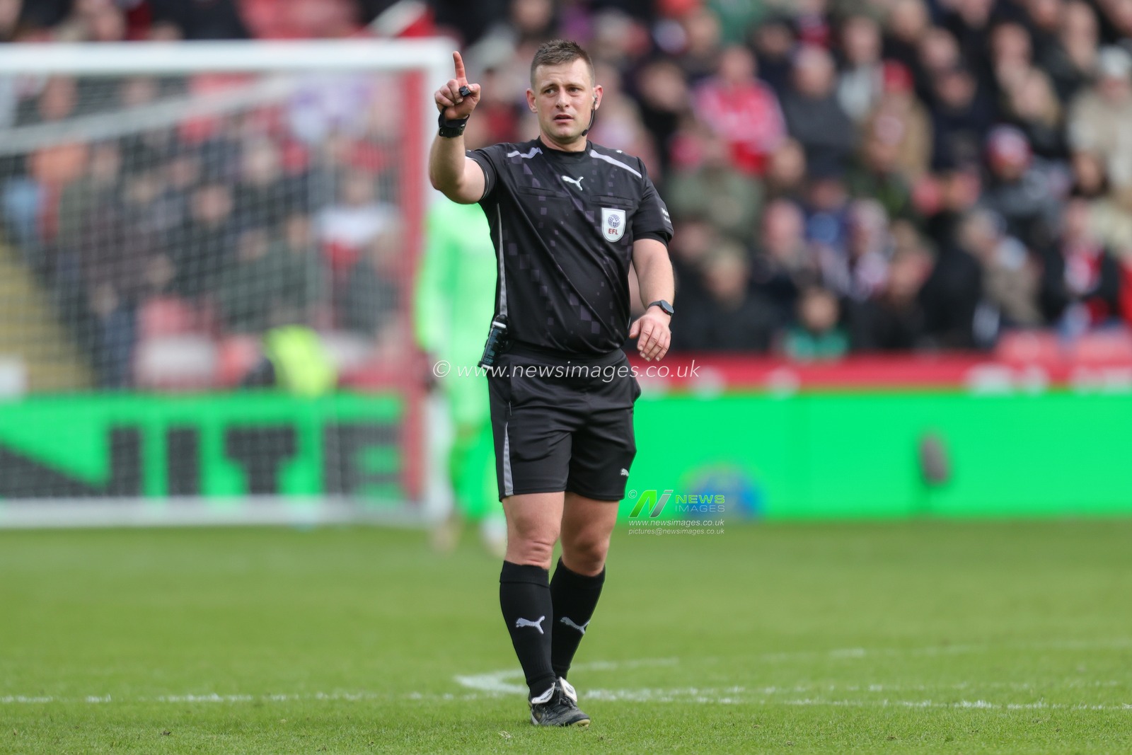 referee Josh Smith during the Sky Bet Championship match Sheffield United vs Sheffield Wednesday at Bramall Lane, Sheffield, United Kingdom on 22 February 2026

(Photo by Richard Bierton/News Images)
