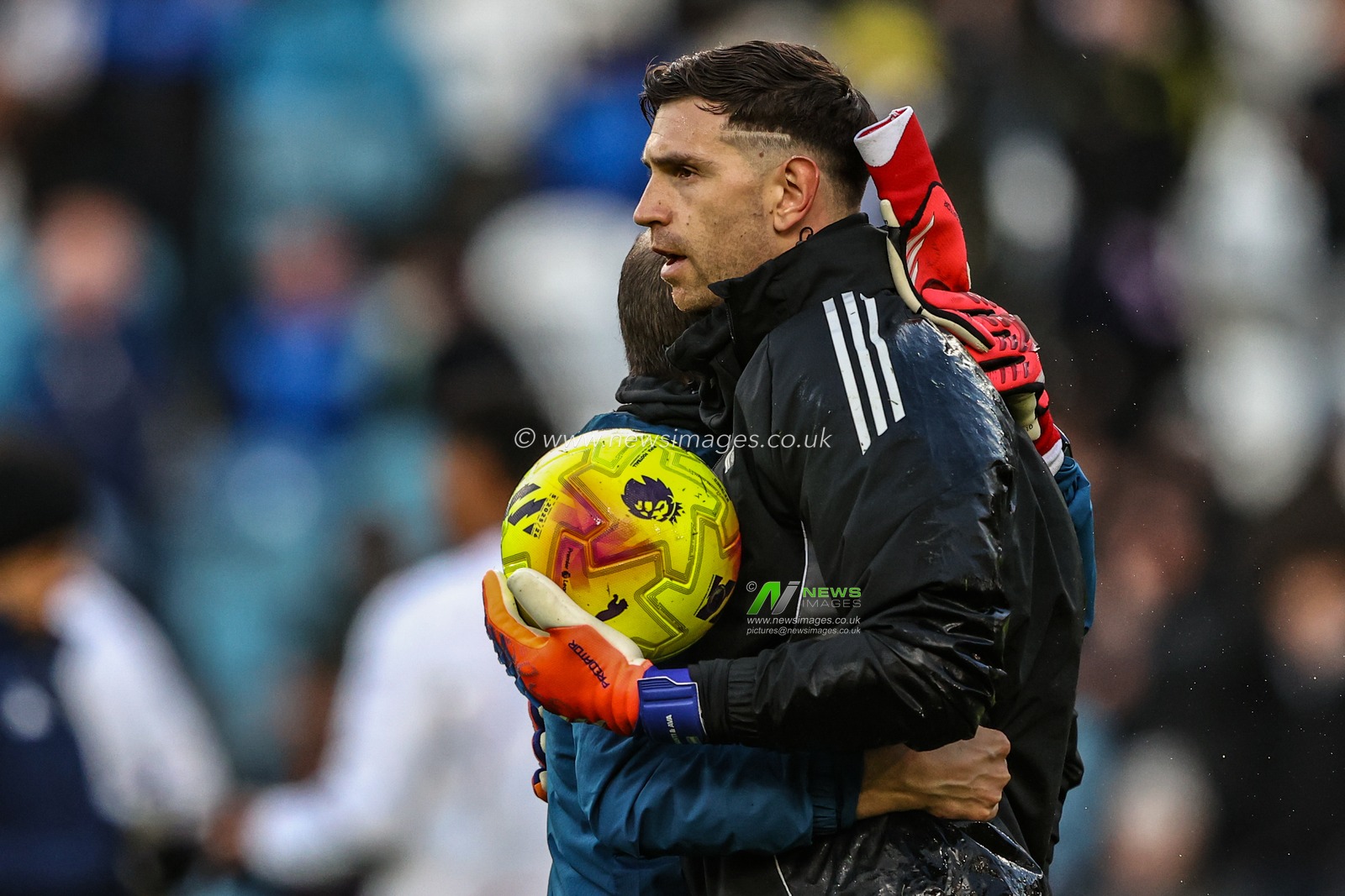 Emiliano Martínez of Aston Villa in the pregame warmup session during the Premier League match Leeds United vs Aston Villa at Elland Road, Leeds, United Kingdom, 23rd November 2025

(Photo by Alfie Cosgrove/News Images)

*** GER AUT SUI OUT ***