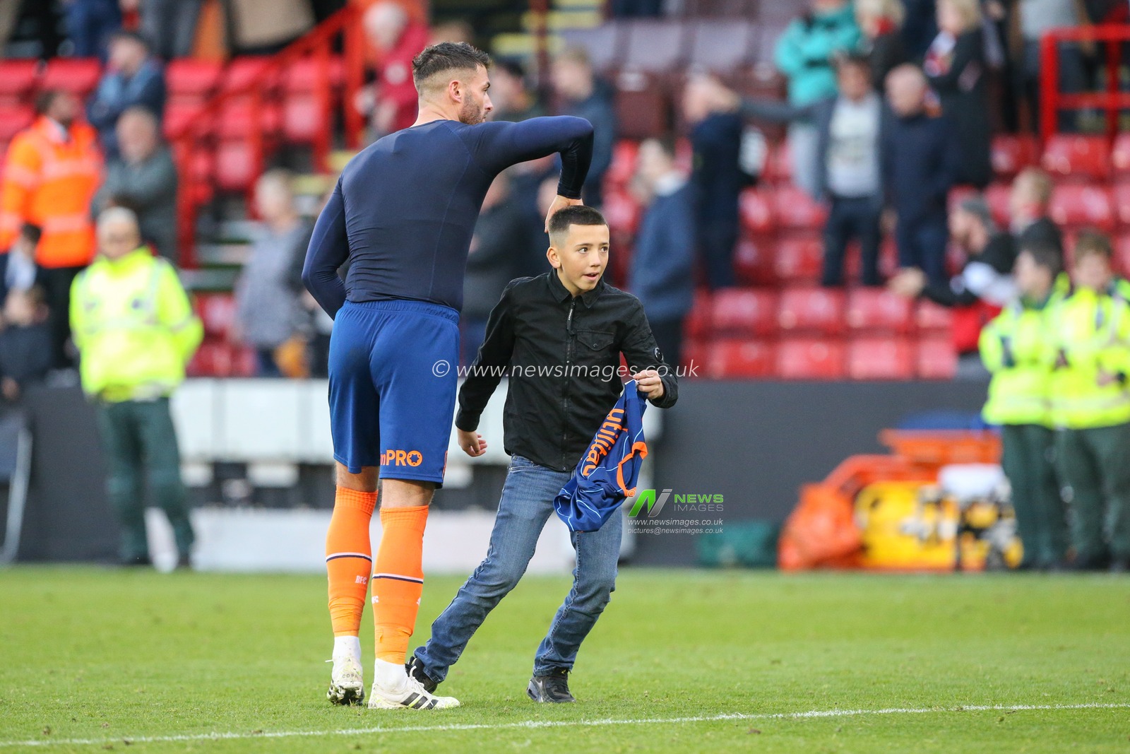 Gary Madine #14 of Blackpool gives a young fan his shirt at the final whistle during the Sky Bet Championship match Sheffield United vs Blackpool at Bramall Lane, Sheffield, United Kingdom, 15th October 2022

(Photo by Arron Gent/News Images)