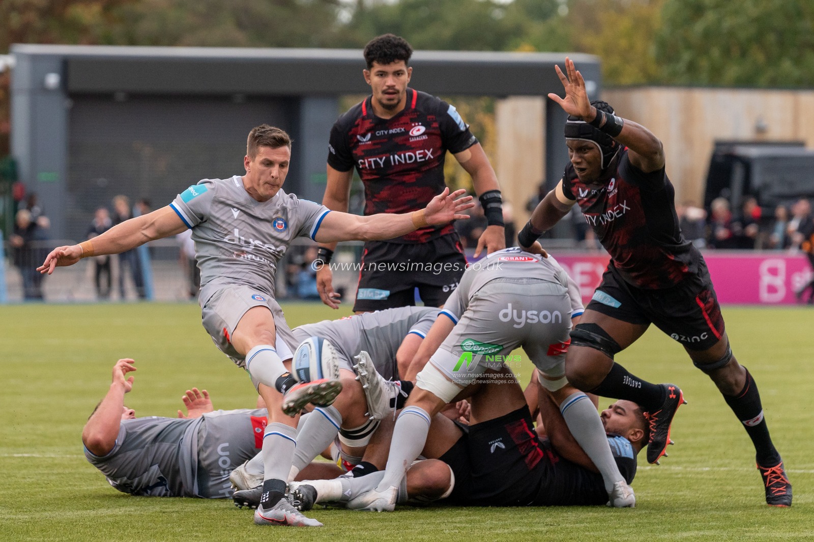 Louis Schreuder #9 of Bath Rugby and  Maro Itoje #4 of Saracens during the Gallagher Premiership match Saracens vs Bath Rugby at StoneX Stadium, London, United Kingdom, 15th October 2022

(Photo by Richard Washbrooke/News Images)
