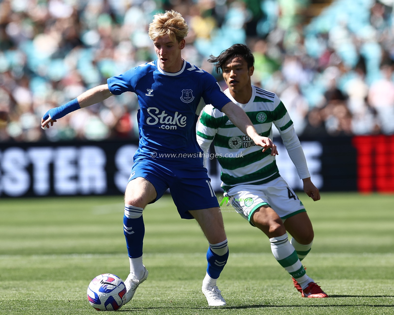 Anthony Gordon of Everton  dribbles  during the Sydney Super Cup match Celtic vs Everton at Accor Stadium, Sydney, Australia, 20th November 2022

(Photo by Patrick Hoelscher/News Images)