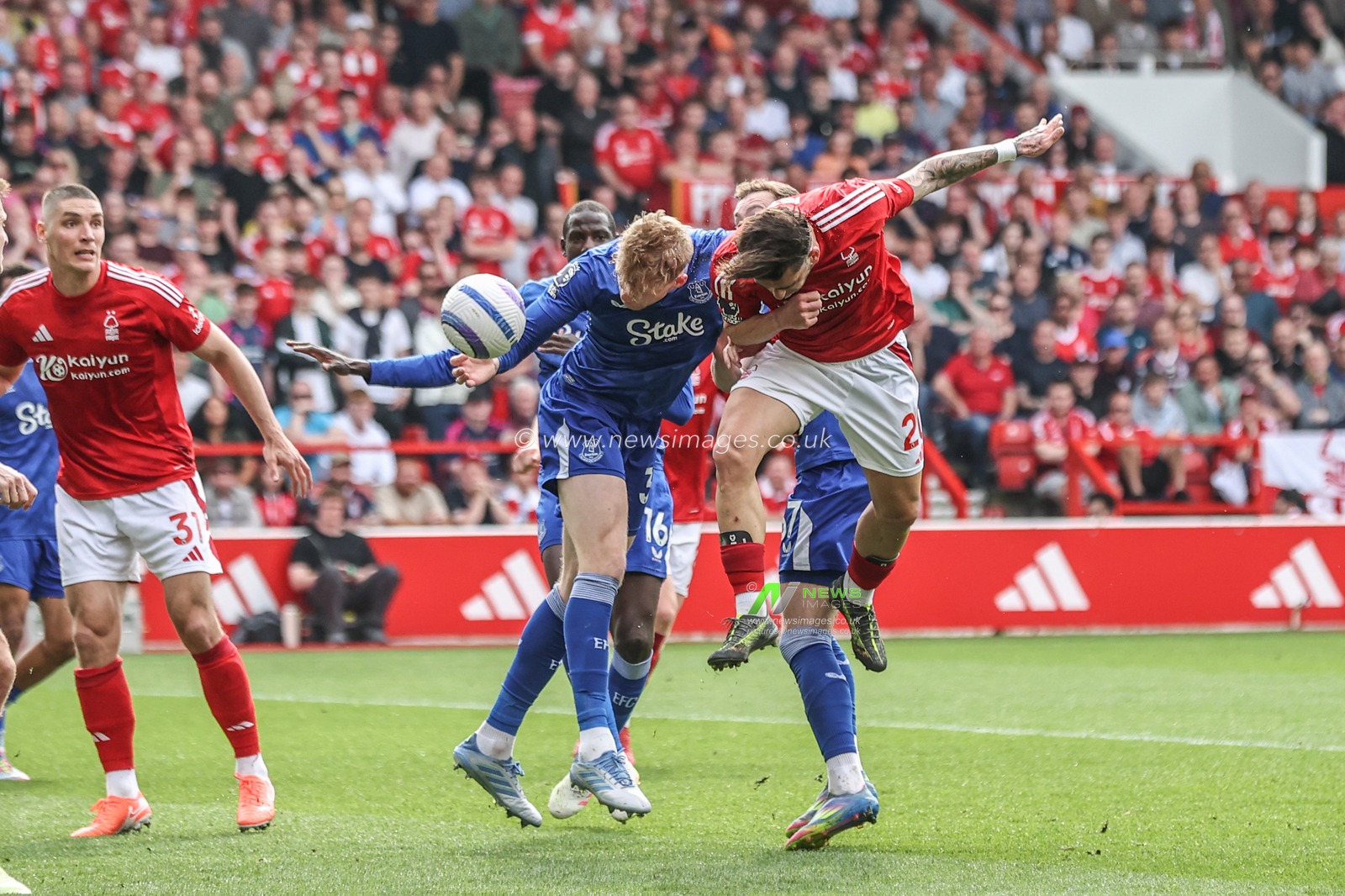 Jota Silva of Nottingham Forest heads on goal during the Premier League match Nottingham Forest vs Everton at City Ground, Nottingham, United Kingdom, 12th April 2025

(Photo by Alfie Cosgrove/News Images)