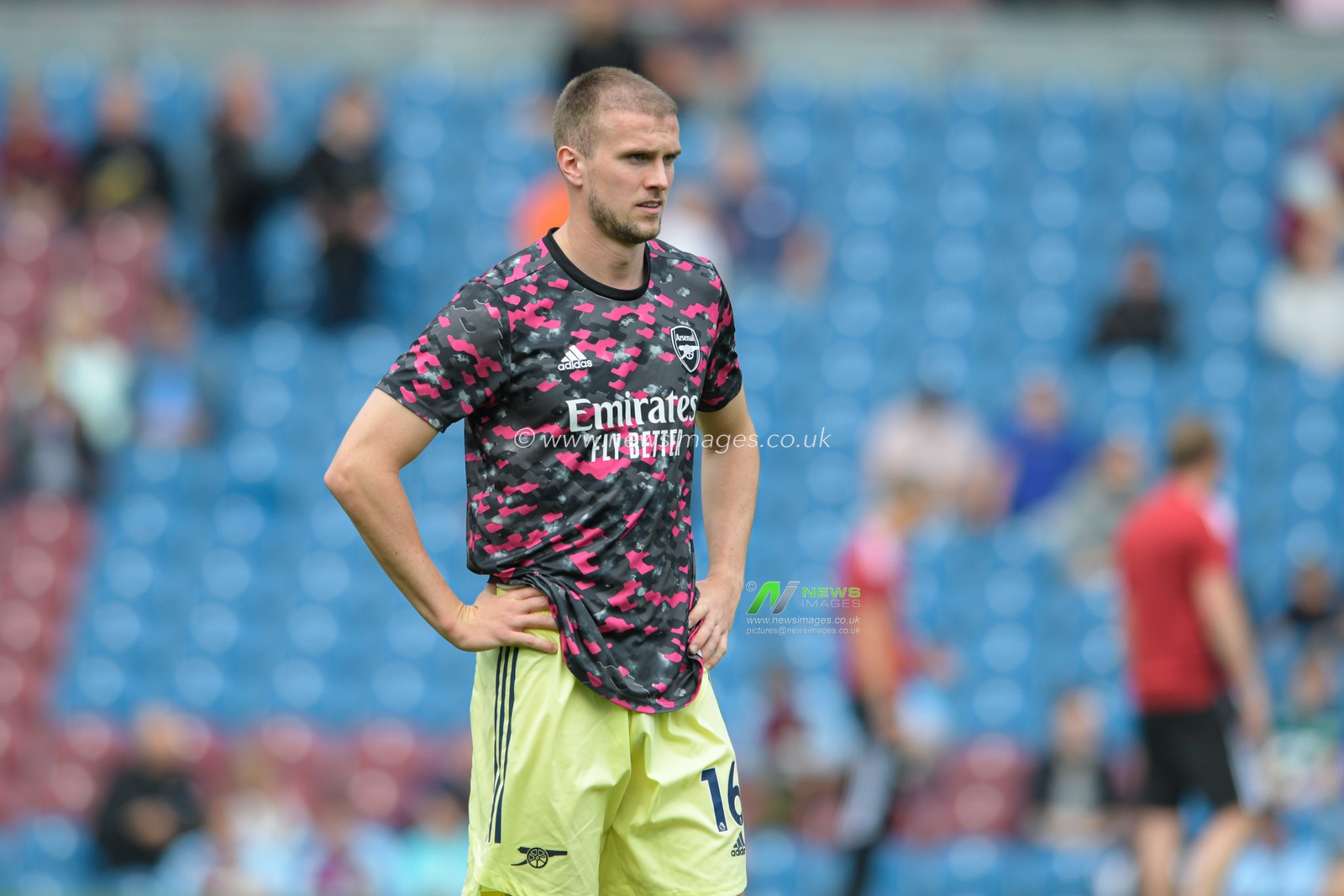 Rob Holding #16 of Arsenal warming up before the game