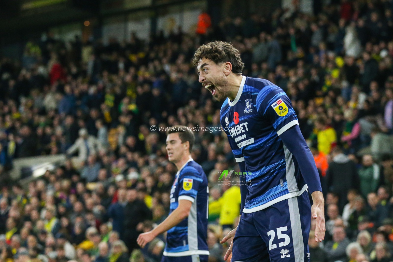 Matt Crooks #25 of Middlesbrough celebrates his goal to make it 1-2 during the Sky Bet Championship match Norwich City vs Middlesbrough at Carrow Road, Norwich, United Kingdom, 12th November 2022

(Photo by Arron Gent/News Images)