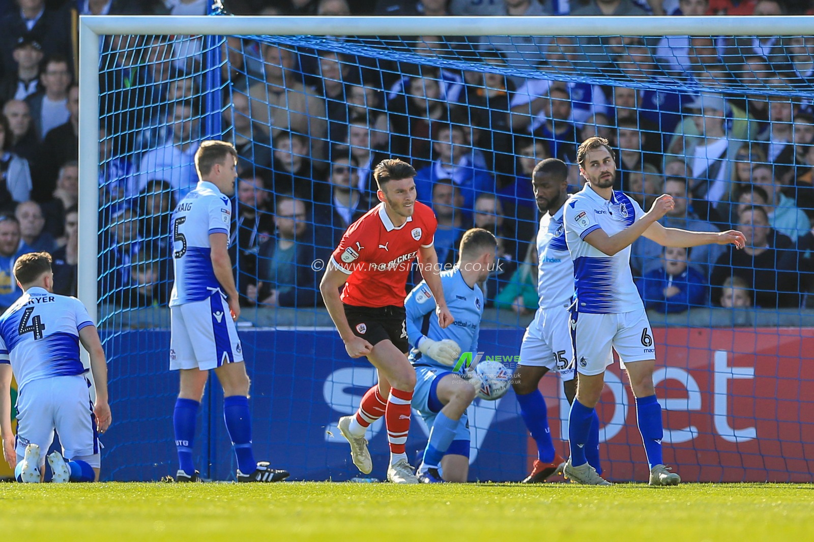 4th May 2019, Memorial Stadium, Bristol, England; Sky Bet League One, Barnsley vs Bristol Rovers ; Kieffer Moore (19) of Barnsley scores to make it 0-1


Credit: Mark Cosgrove/News Images

English Football League images are subject to DataCo Licence