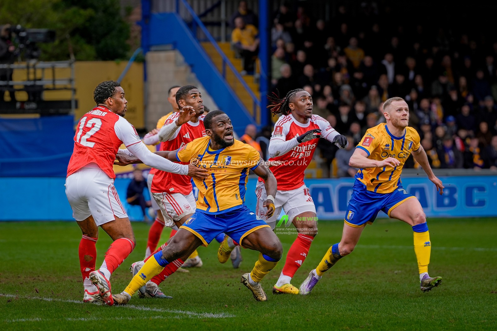 Adedeji Oshilaja of Mansfield Town battles for the ball in the air with Jurrien Timber of Arsenal during the Emirates FA Cup fifth round match Mansfield Town vs Arsenal at One Call Stadium, Mansfield, United Kingdom on 07 March 2026

(Photo by Maynard Manyowa/News Images)