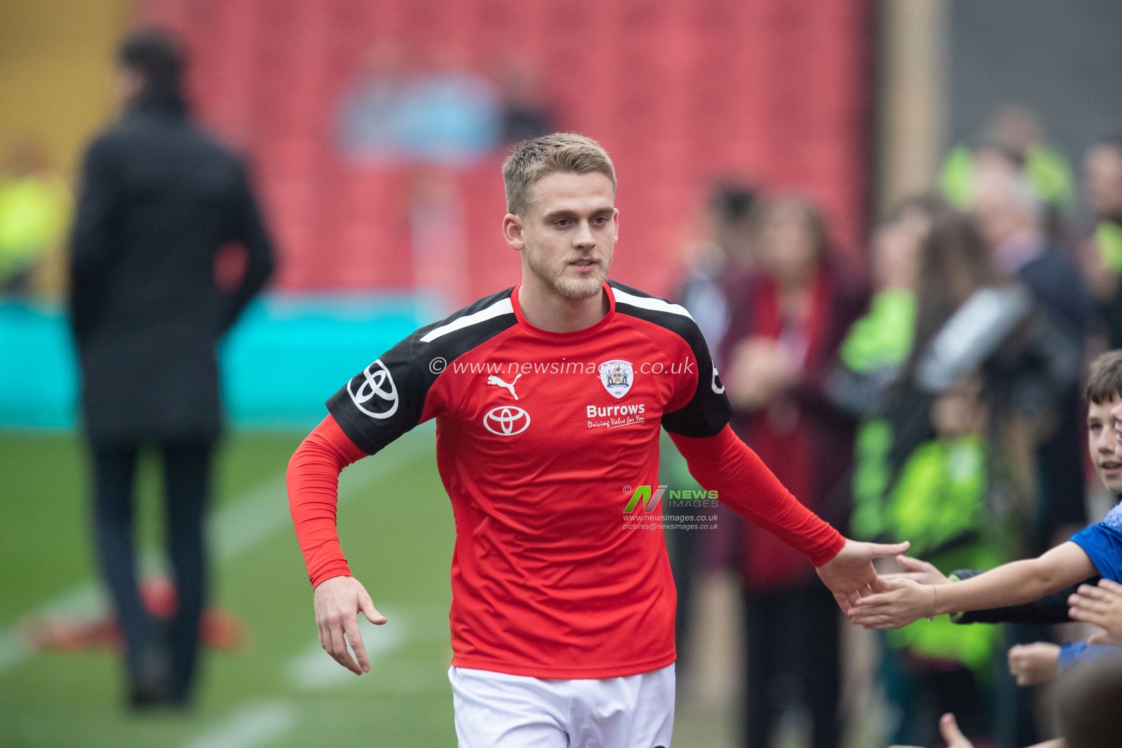 Josh Benson #10 of Barnsley during the pre match warm up ahead of the Sky Bet League 1 match Barnsley vs Forest Green Rovers at Oakwell, Barnsley, United Kingdom, 29th October 2022

(Photo by James Heaton/News Images)