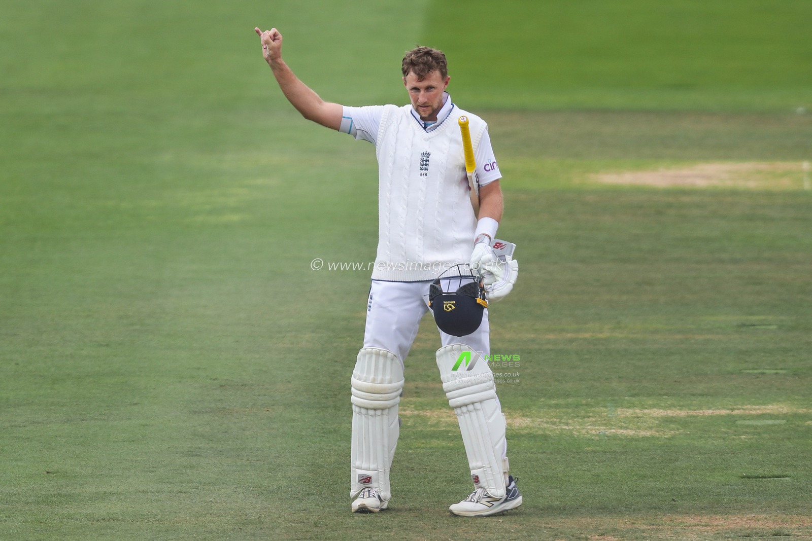 Joe Root of England celebrates his 34th century during England v Sri Lanka 2nd Rothesay Test Match Day 3 at Lords, London, United Kingdom, 31st August 2024

(Photo by Izzy Poles/News Images)