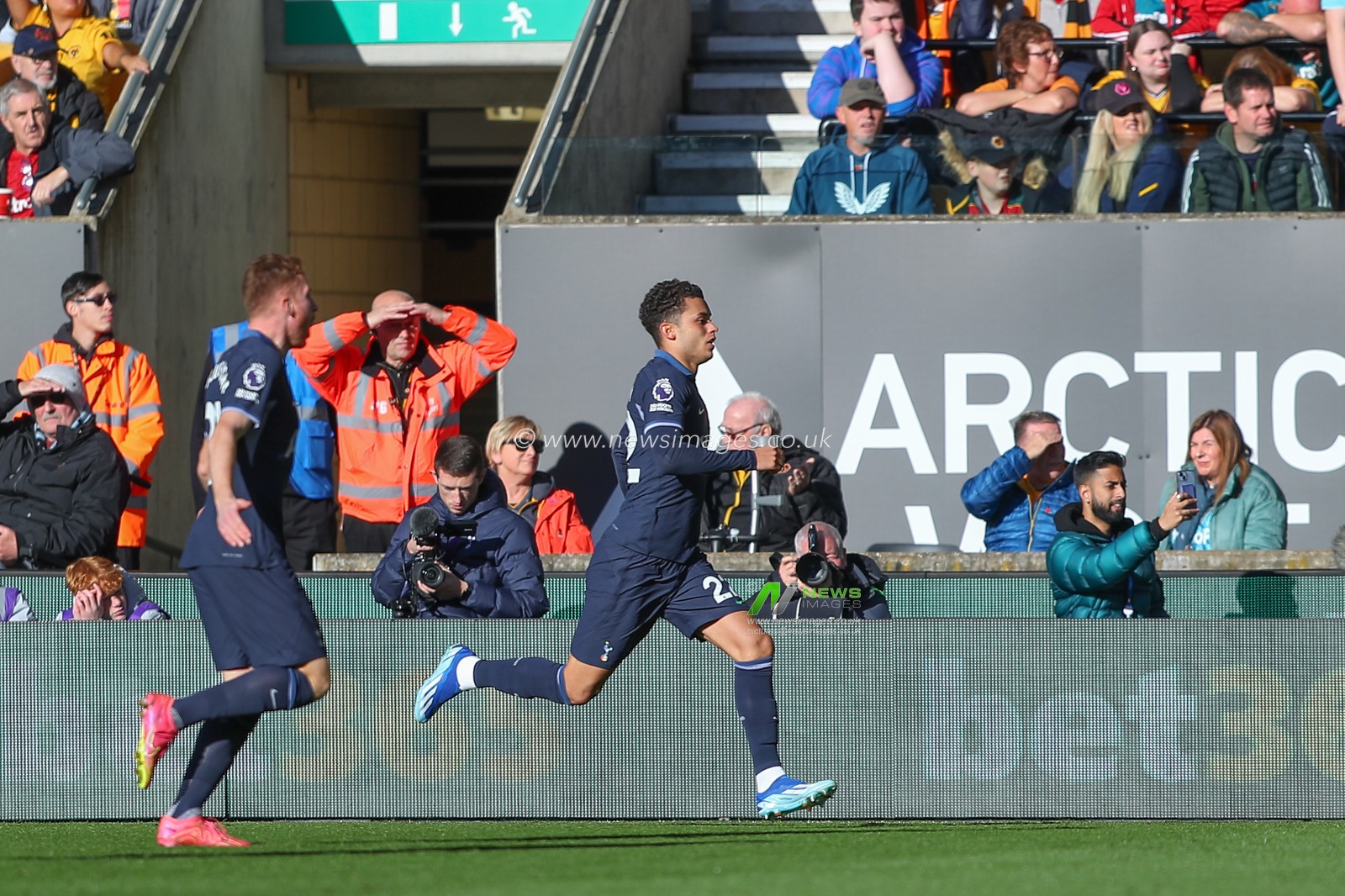Brennan Johnson #22 of Tottenham Hotspur celebrates his goal to make it 0-1 during the Premier League match Wolverhampton Wanderers vs Tottenham Hotspur at Molineux, Wolverhampton, United Kingdom, 11th November 2023

(Photo by Gareth Evans/News Images)