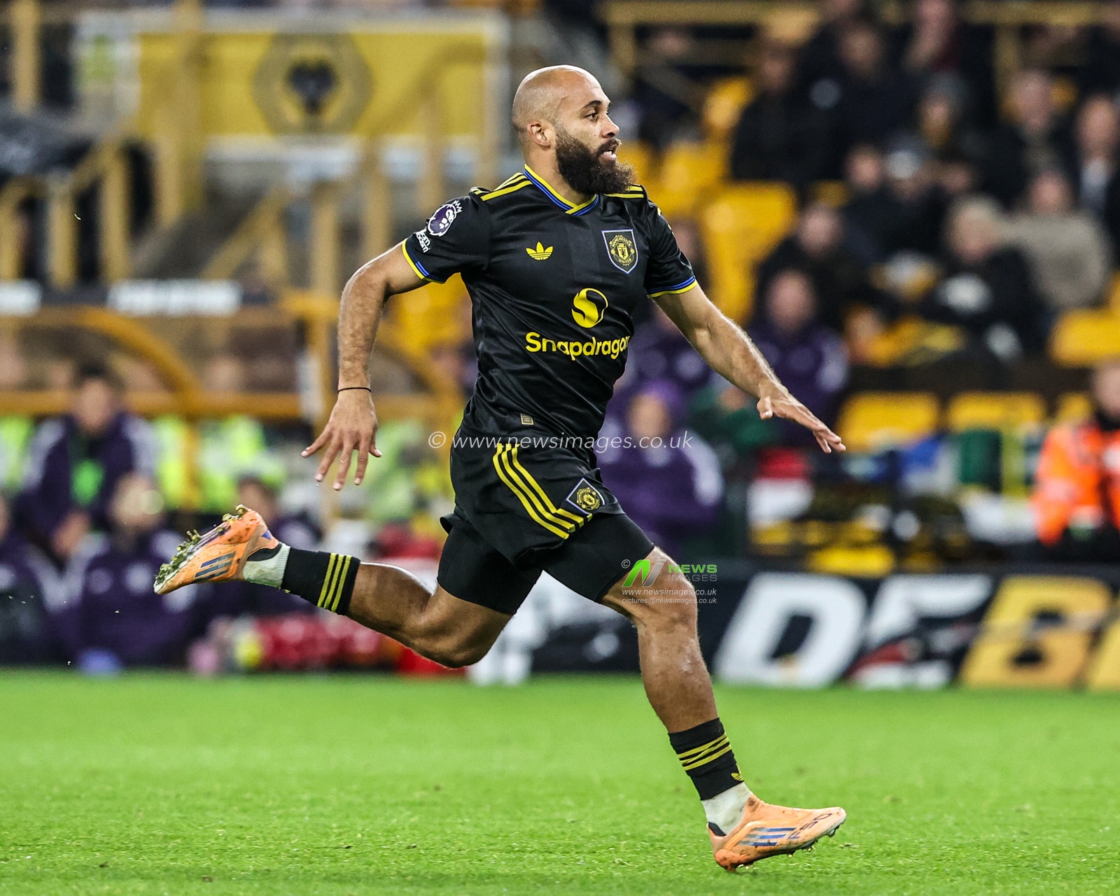 Bryan Mbeumo of Manchester Untied sprints towards the ball during the Premier League match Wolverhampton Wanderers vs Manchester United at Molineux, Wolverhampton, United Kingdom, 8th December 2025

(Photo by Alfie Cosgrove/News Images)

*** GER AUT SUI OUT ***