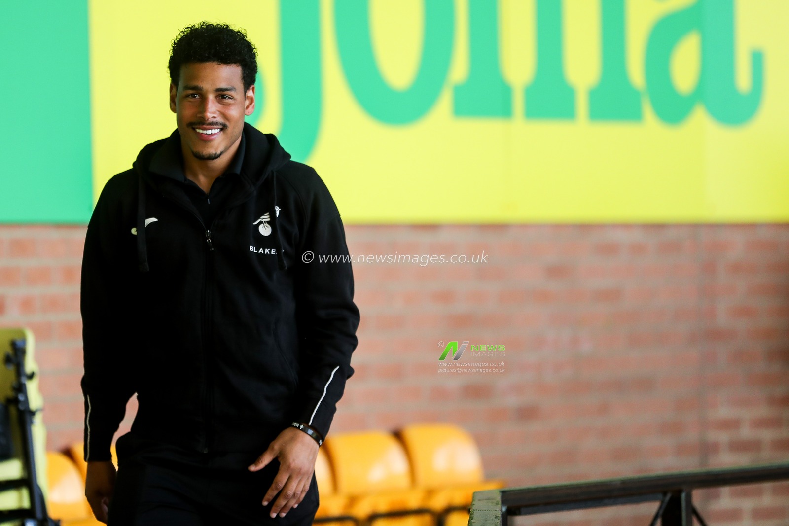 Onel Hernandez of Norwich City arrives at Carrow Road prior to the Sky Bet Championship match Norwich City vs West Bromwich Albion at Carrow Road, Norwich, United Kingdom, 29th March 2025

(Photo by Izzy Poles/News Images)