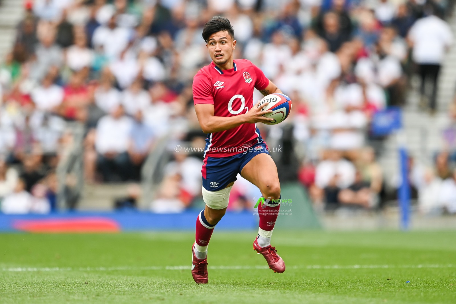 Marcus Smith of England makes a break