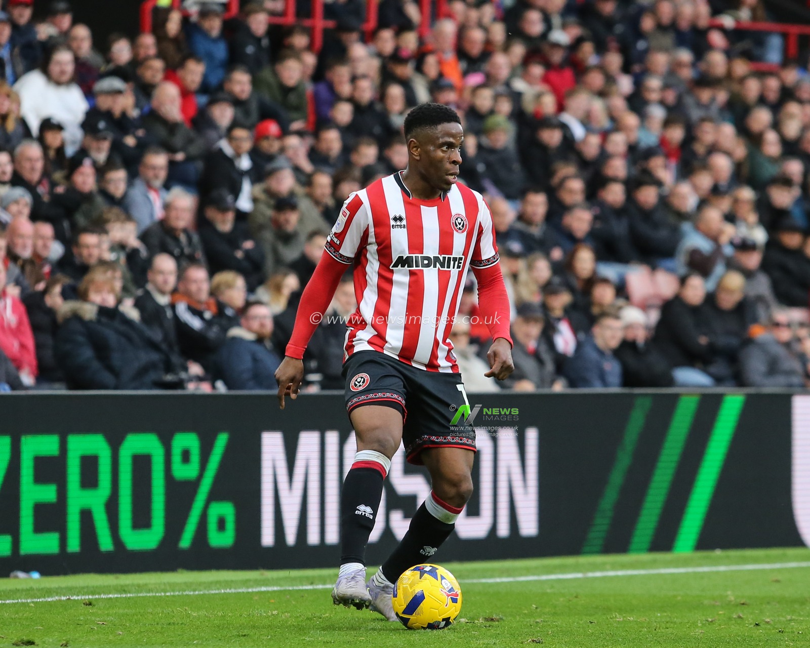 Chiedozie Ogbene of Sheffield United on the ball during the Sky Bet Championship match Sheffield United vs Derby County at Bramall Lane, Sheffield, United Kingdom, 1st November 2025

(Photo by Richard Bierton/News Images)

*** GER AUT SUI OUT ***