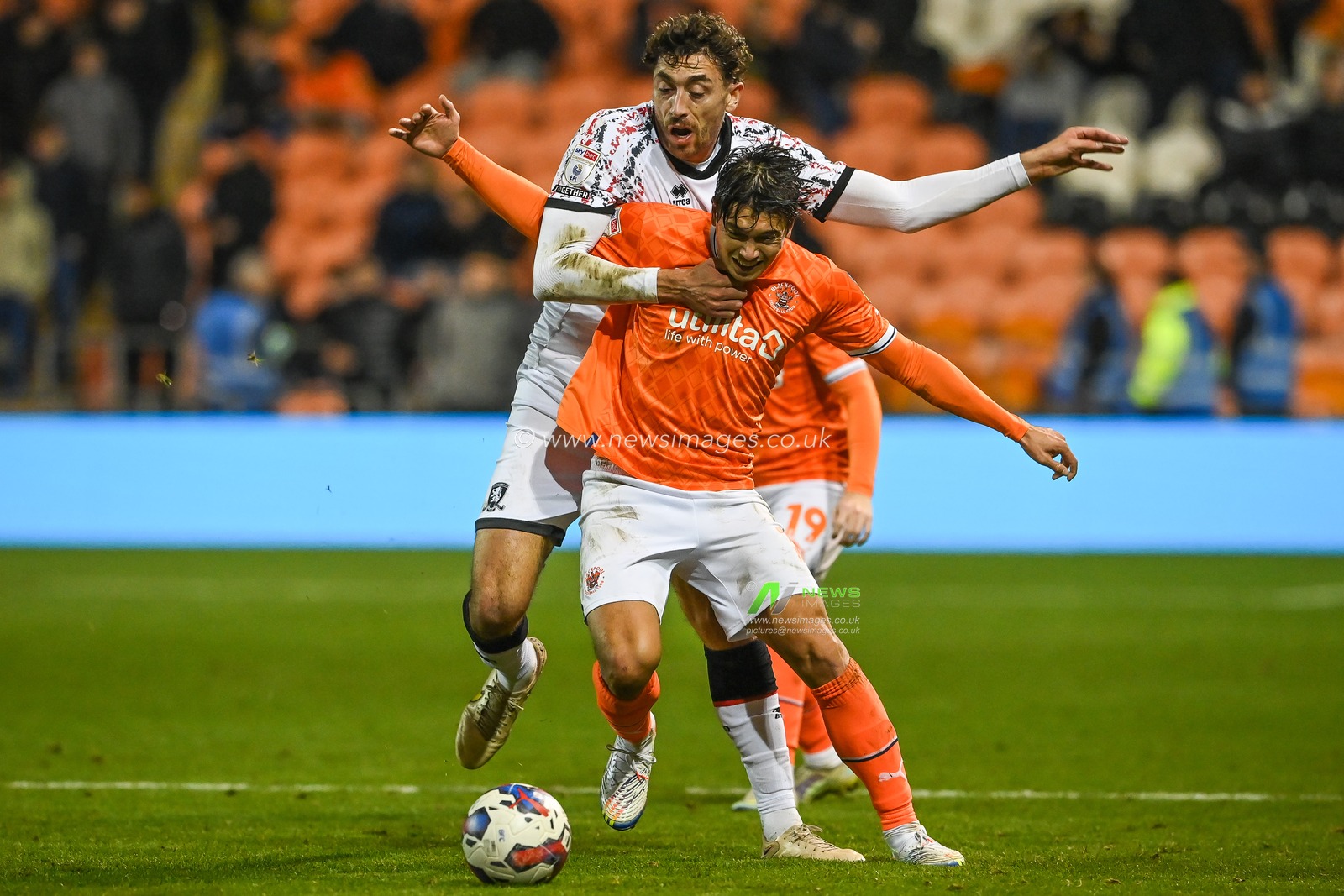 Matt Crooks #25 of Middlesbrough and Kenny Dougall #12 of Blackpool battle for the ball during the Sky Bet Championship match Blackpool vs Middlesbrough at Bloomfield Road, Blackpool, United Kingdom, 8th November 2022

(Photo by Craig Thomas/News Images)