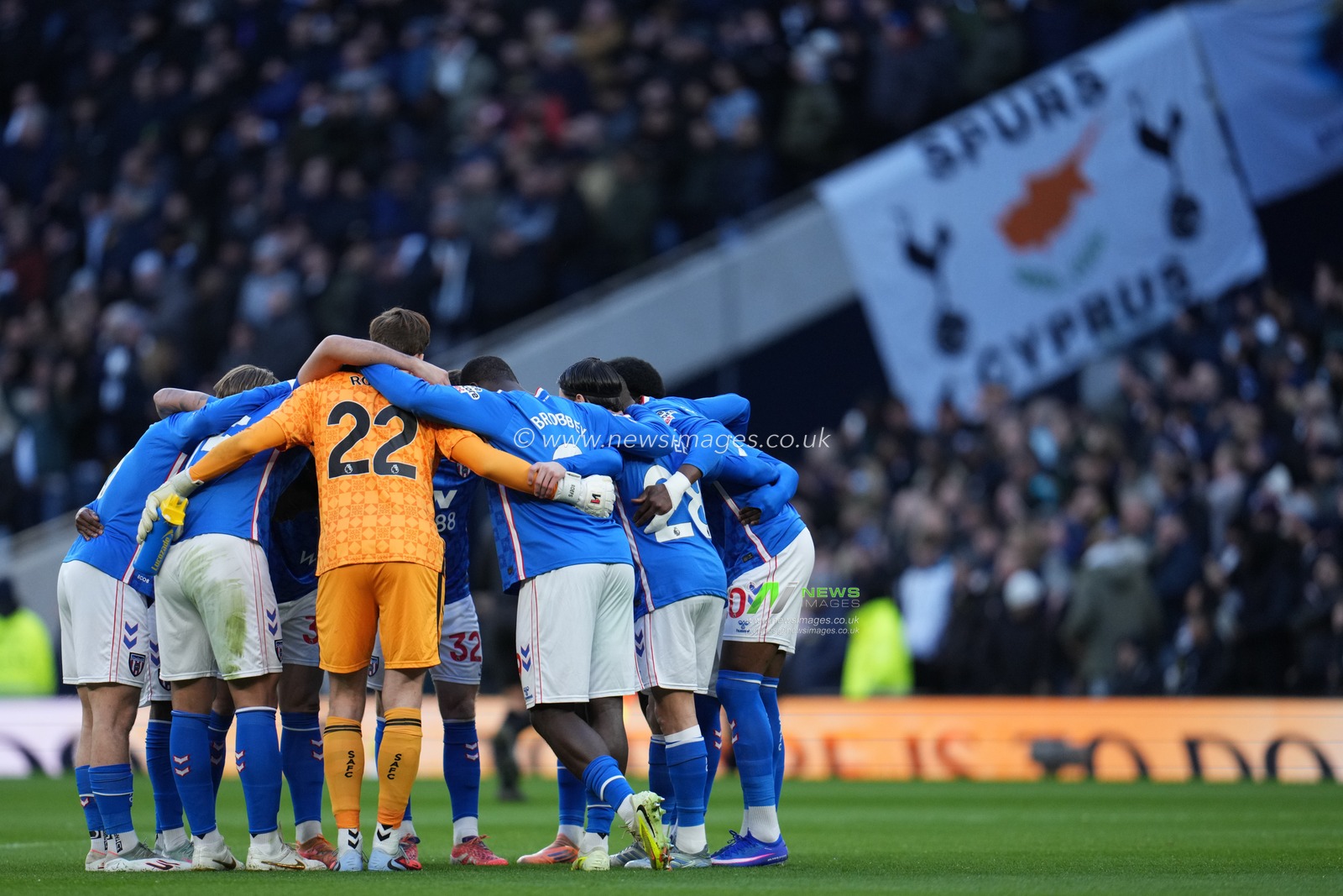 Sunderland players before kick off during the Premier League match Tottenham Hotspur vs Sunderland at Tottenham Hotspur Stadium, London, United Kingdom, 4th January 2026

(Photo by Harvey Murphy/News Images)

*** GER AUT SUI OUT ***