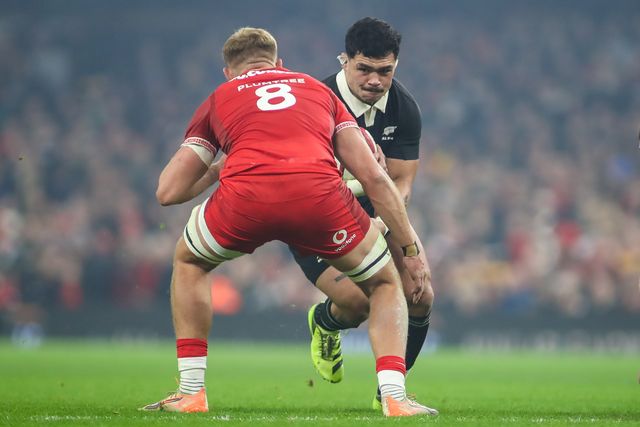 Du’Plessis Kirifi of New Zealand takes on Taine Plumtree of Wales during the Quilter Nations Series 2025 match Wales vs New Zealand at Principality Stadium, Cardiff, United Kingdom, 22nd November 2025

(Photo by Andrew Lewis/News Images)

*** GER AUT SUI OUT ***