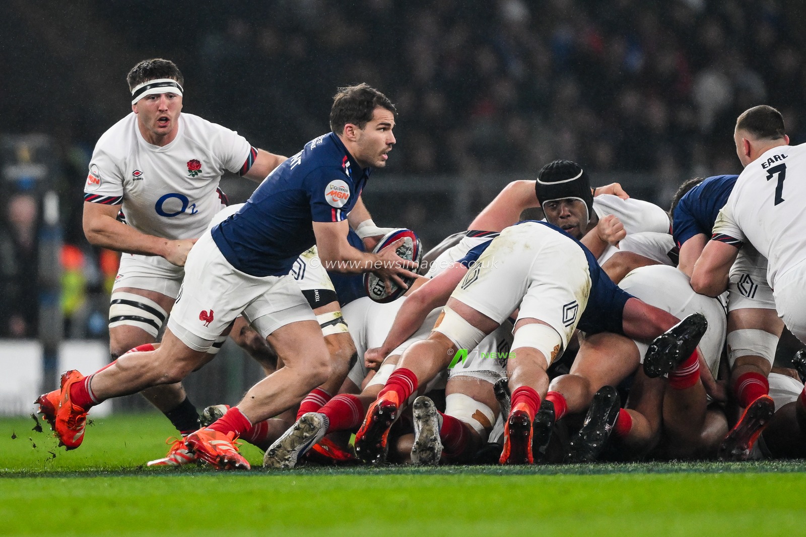Antoine Dupont of France breaks from the base of the scrum during the 2025 Guinness 6 Nations match England vs France at Allianz Stadium,, Twickenham, United Kingdom, 8th February 2025

(Photo by Craig Thomas/News Images)