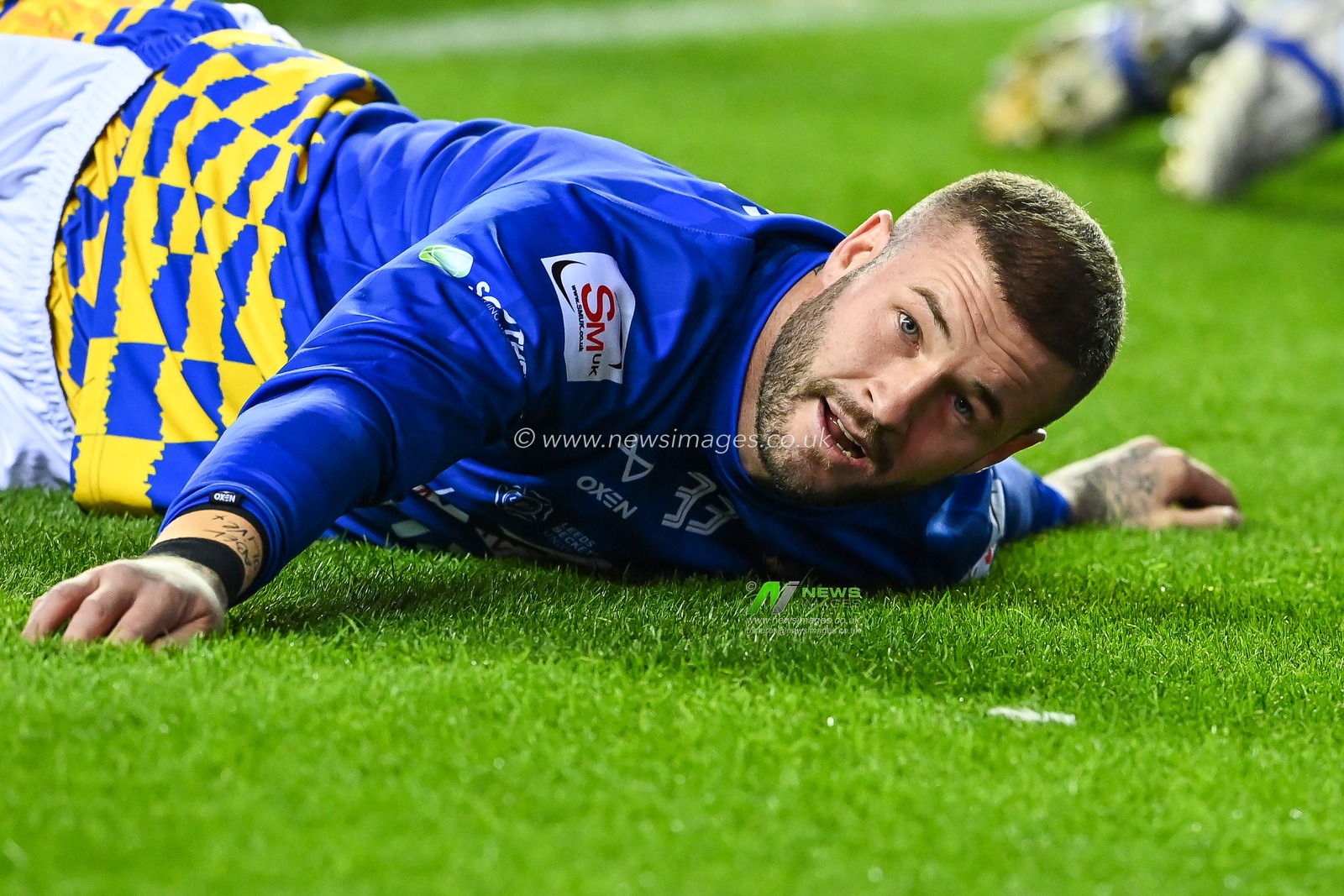 Zak Hardaker #33 of Leeds Rhinos stretches during pre match warm up ahead of the Betfred Super League match Wigan Warriors vs Leeds Rhinos at DW Stadium, Wigan, United Kingdom, 16th September 2022

(Photo by Craig Thomas/News Images)