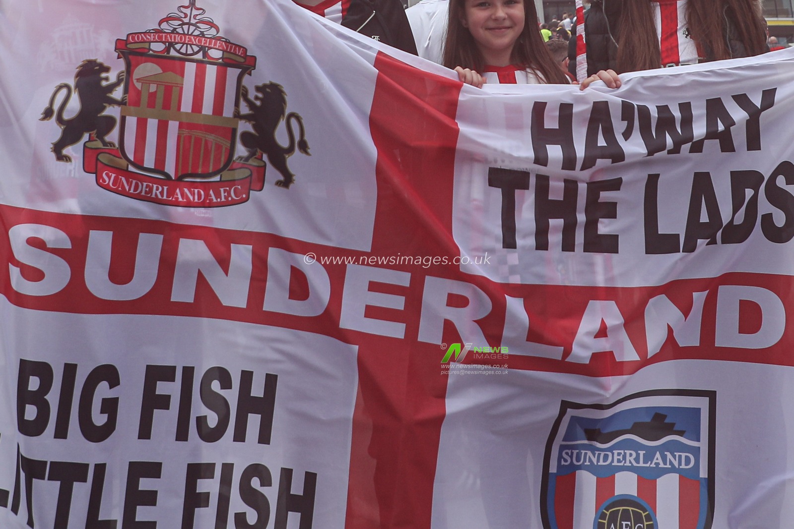 Group of Sunderland fans holding up flag ahead of the Sky Bet Championship Playoff Final match Sheffield United vs Sunderland at Wembley Stadium, London, United Kingdom, 24th May 2025

(Photo by Izzy Poles/News Images)