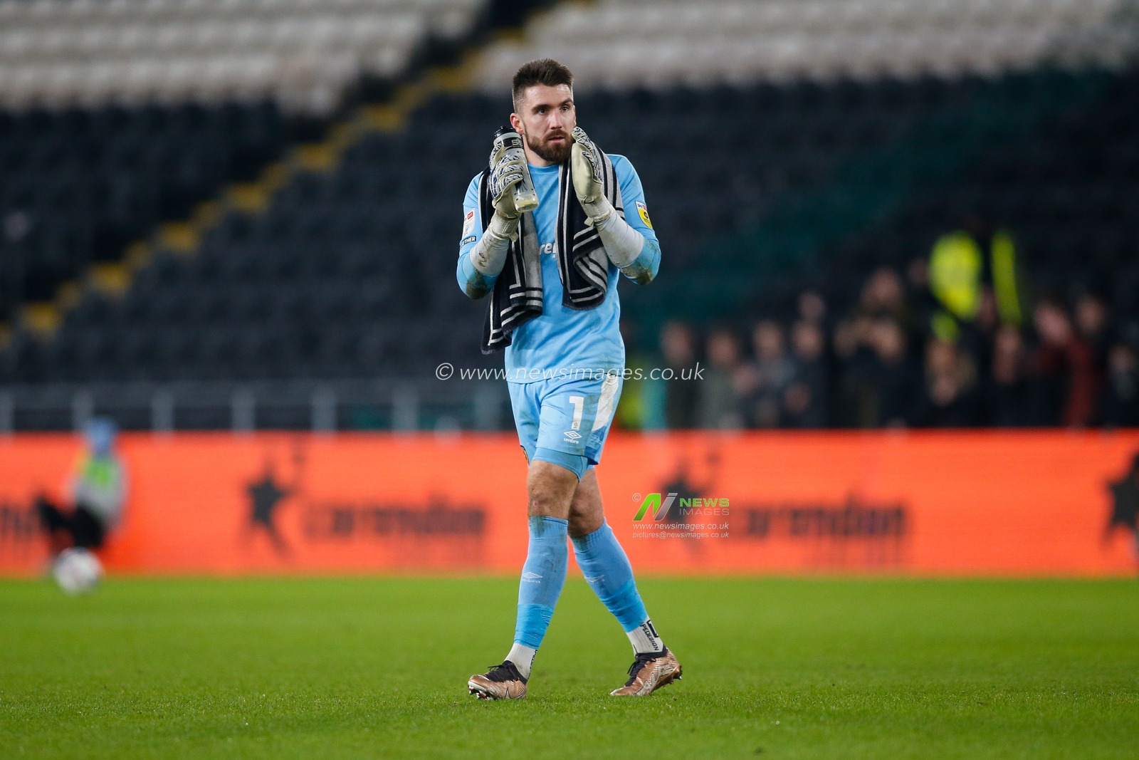 Matt Ingram #1 of Hull City applauds fans after the Sky Bet Championship match Hull City vs Queens Park Rangers at MKM Stadium, Hull, United Kingdom, 28th January 2023

(Photo by Ben Early/News Images)