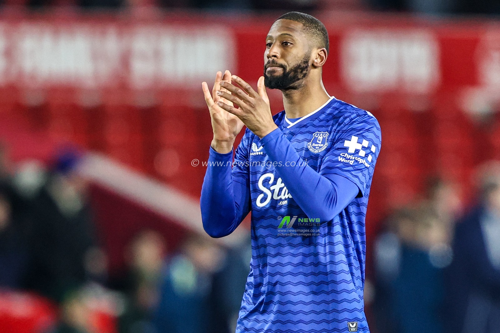 Beto of Everton applauds the fans after the game during the Premier League match Nottingham Forest vs Everton at City Ground, Nottingham, United Kingdom, 30th December 2025

(Photo by Alfie Cosgrove/News Images)

*** GER AUT SUI OUT ***