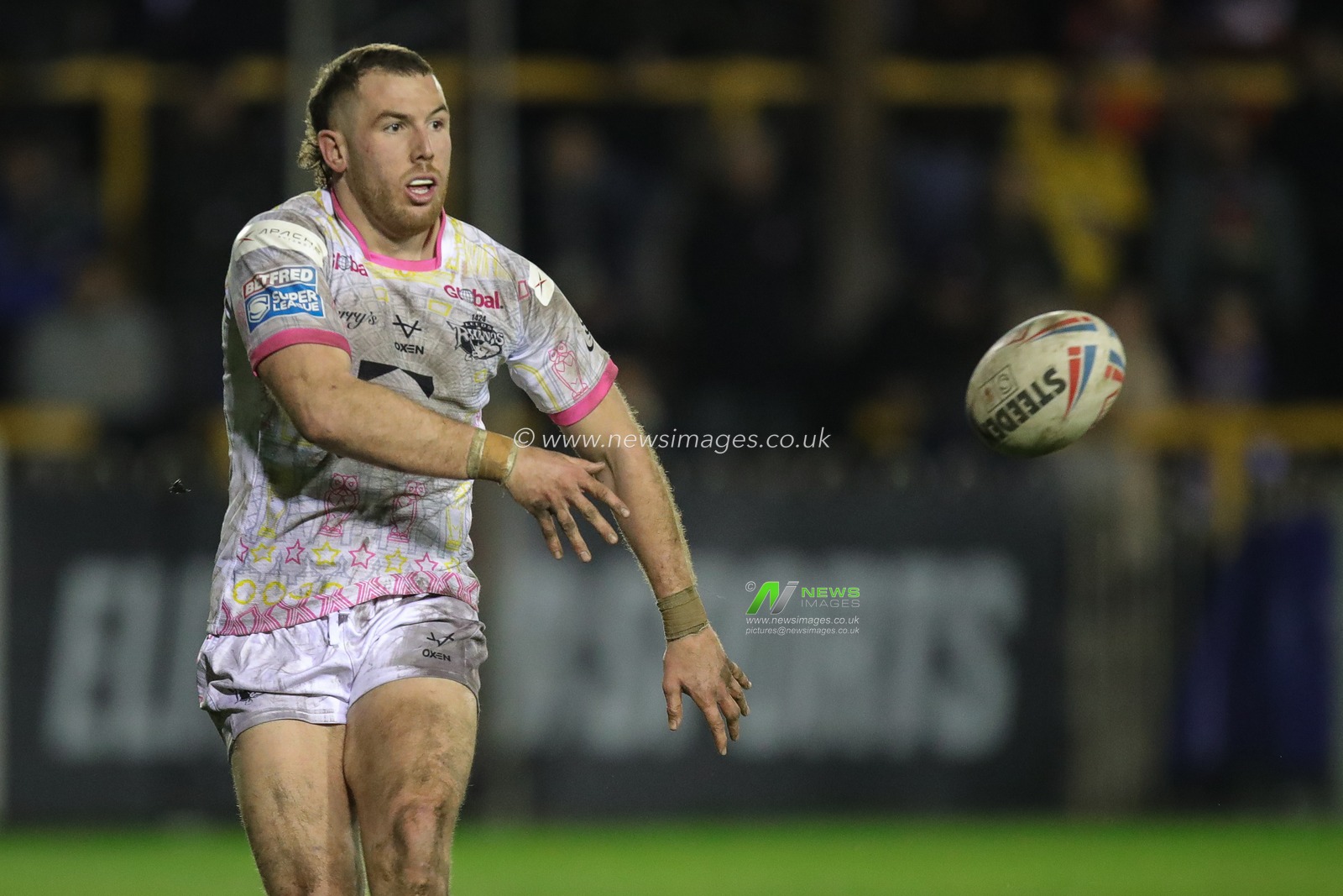 Cameron Smith #13 of Leeds Rhinos passes the ball during the Betfred Super League Round 5 match Castleford Tigers vs Leeds Rhinos at The Mend-A-Hose Jungle, Castleford, United Kingdom, 16th March 2023

(Photo by James Heaton/News Images)
