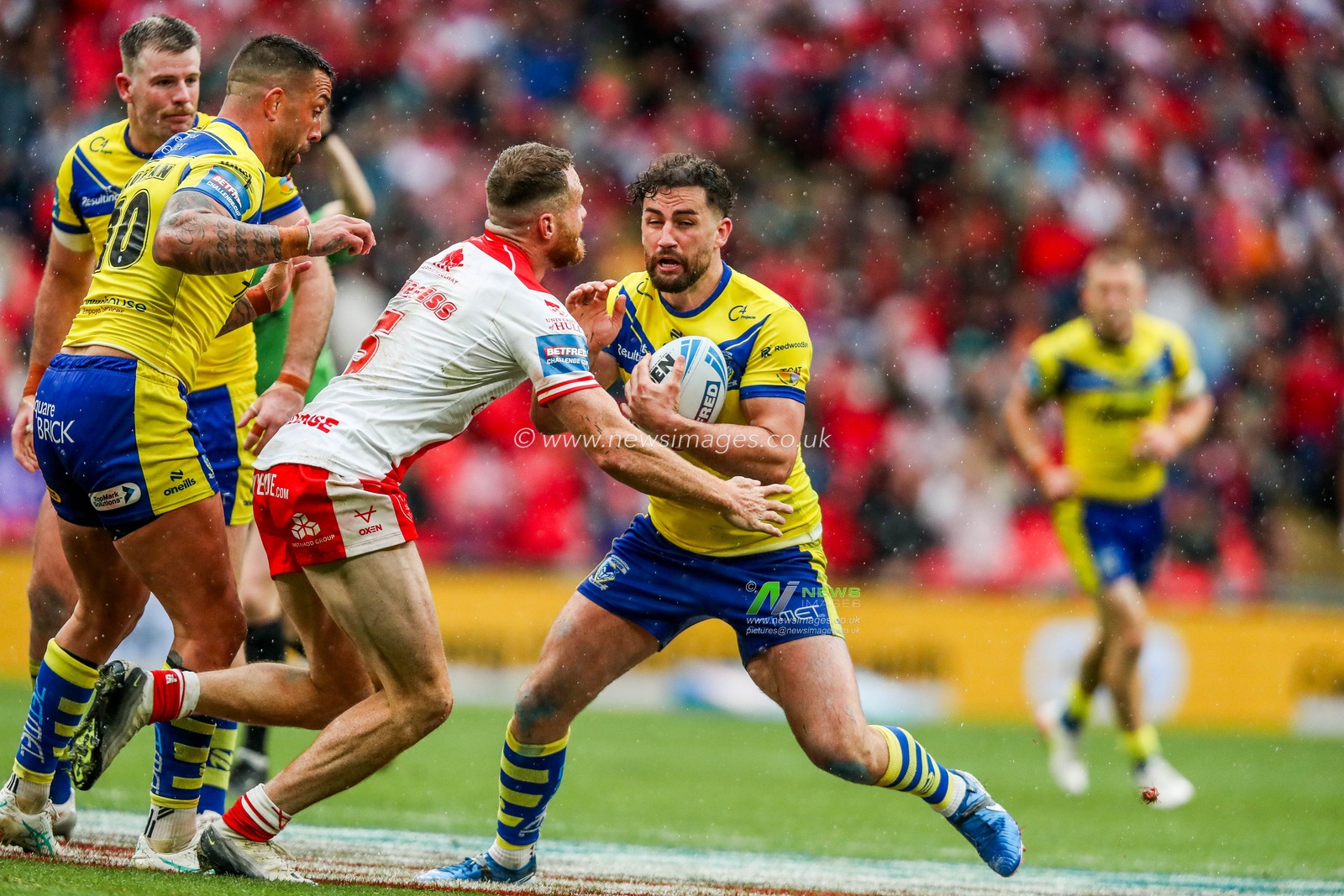 Toby King of Warrington Wolves is tackled during the Betfred Challenge Cup Final Warrington Wolves vs Hull KR at Wembley Stadium, London, United Kingdom, 7th June 2025

(Photo by Izzy Poles/News Images)